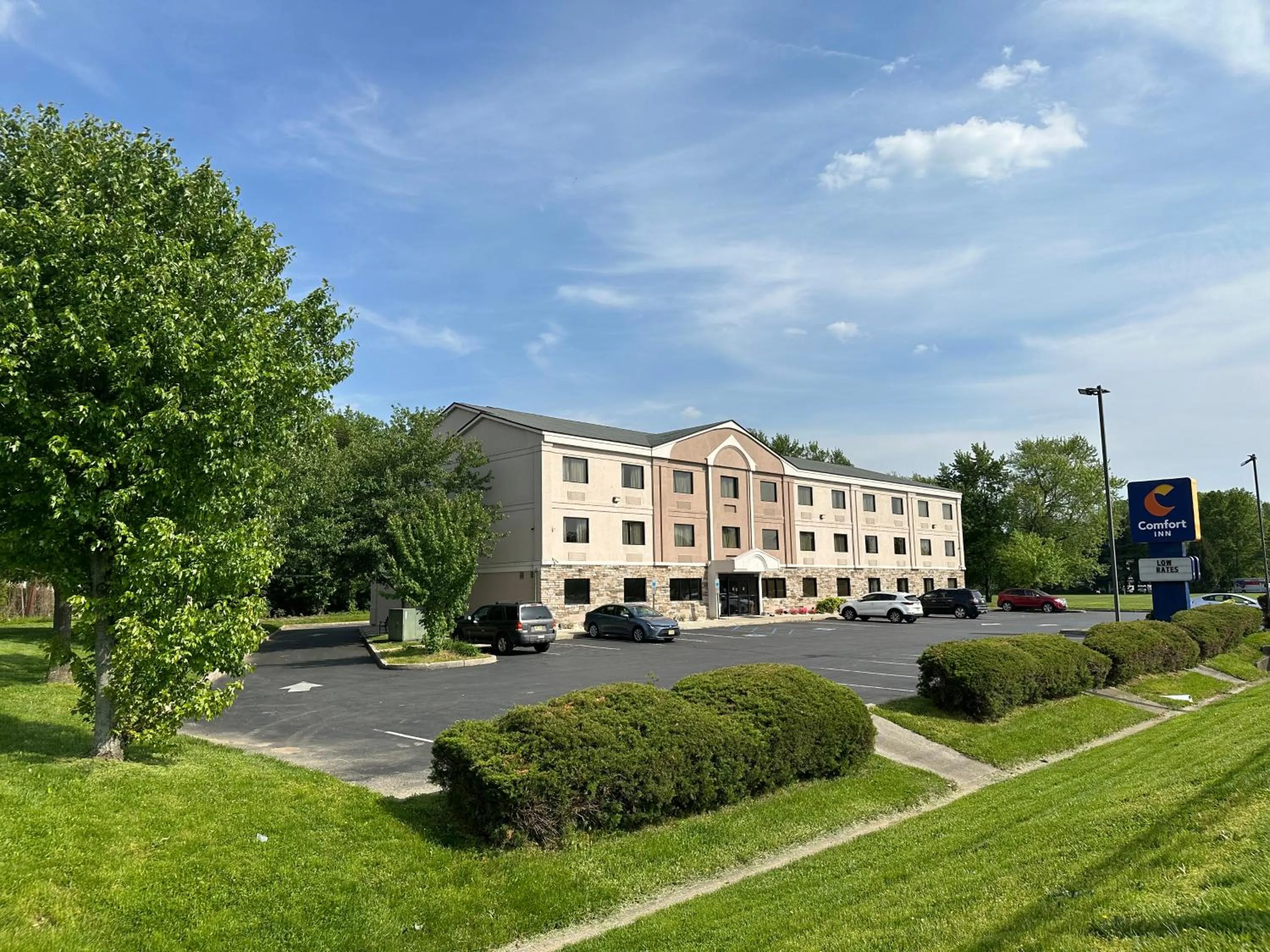 Property building in Comfort Inn Bordentown near NJ Turnpike