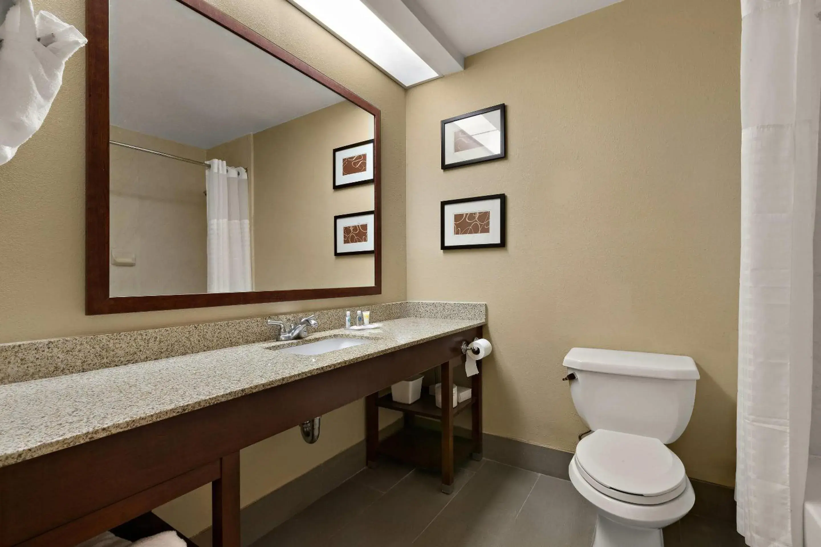 Bedroom in Comfort Inn Bordentown near NJ Turnpike Bedroom in Comfort Inn Bordentown near NJ Turnpike