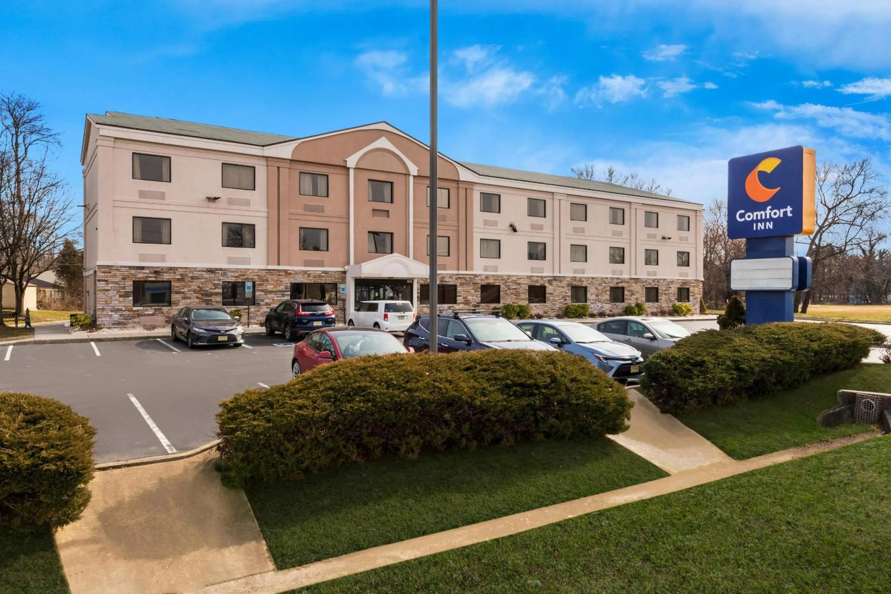 Property building in Comfort Inn Bordentown near NJ Turnpike