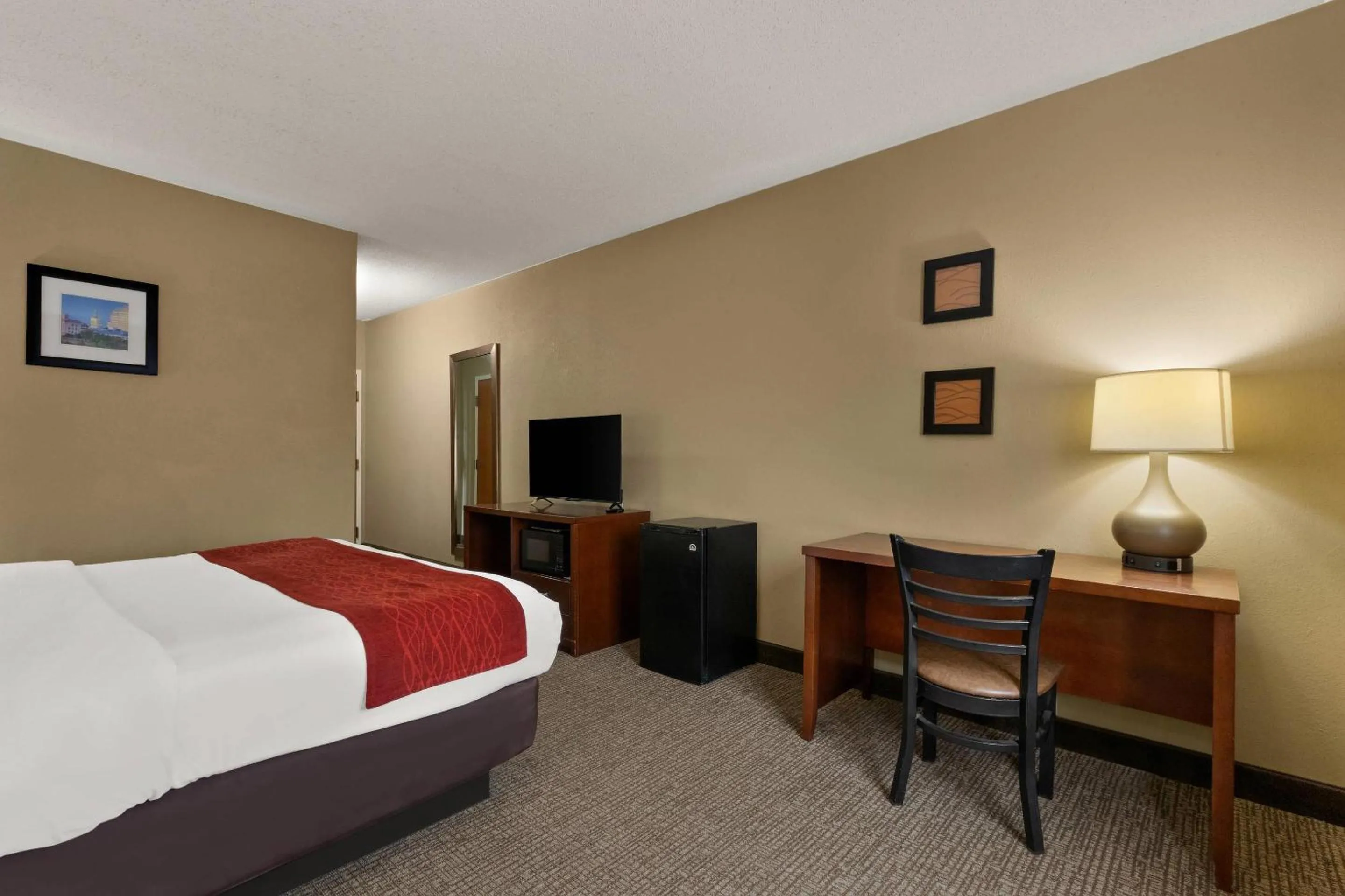Bedroom, Bed in Comfort Inn Bordentown near NJ Turnpike