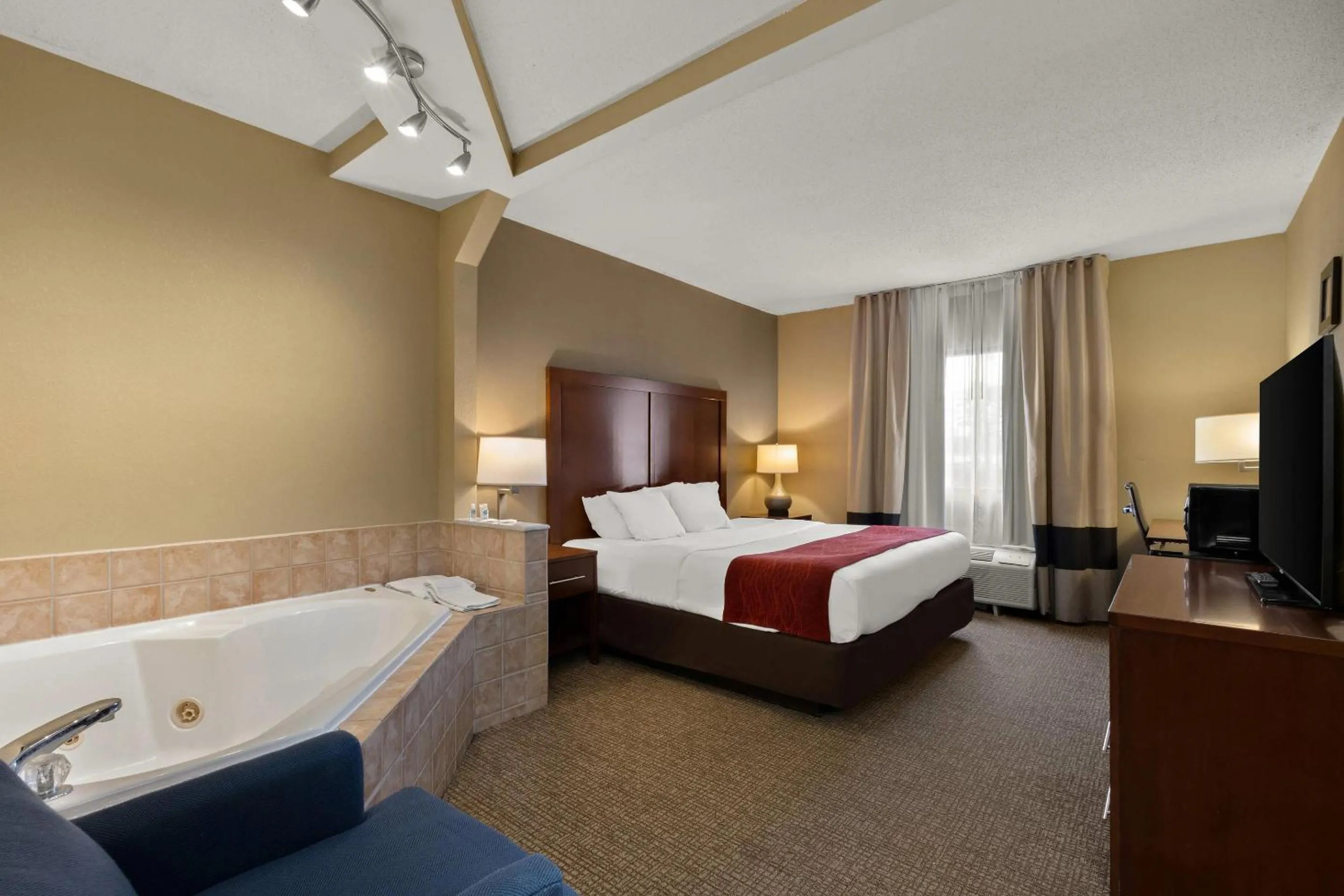 Bedroom, Bed in Comfort Inn Bordentown near NJ Turnpike