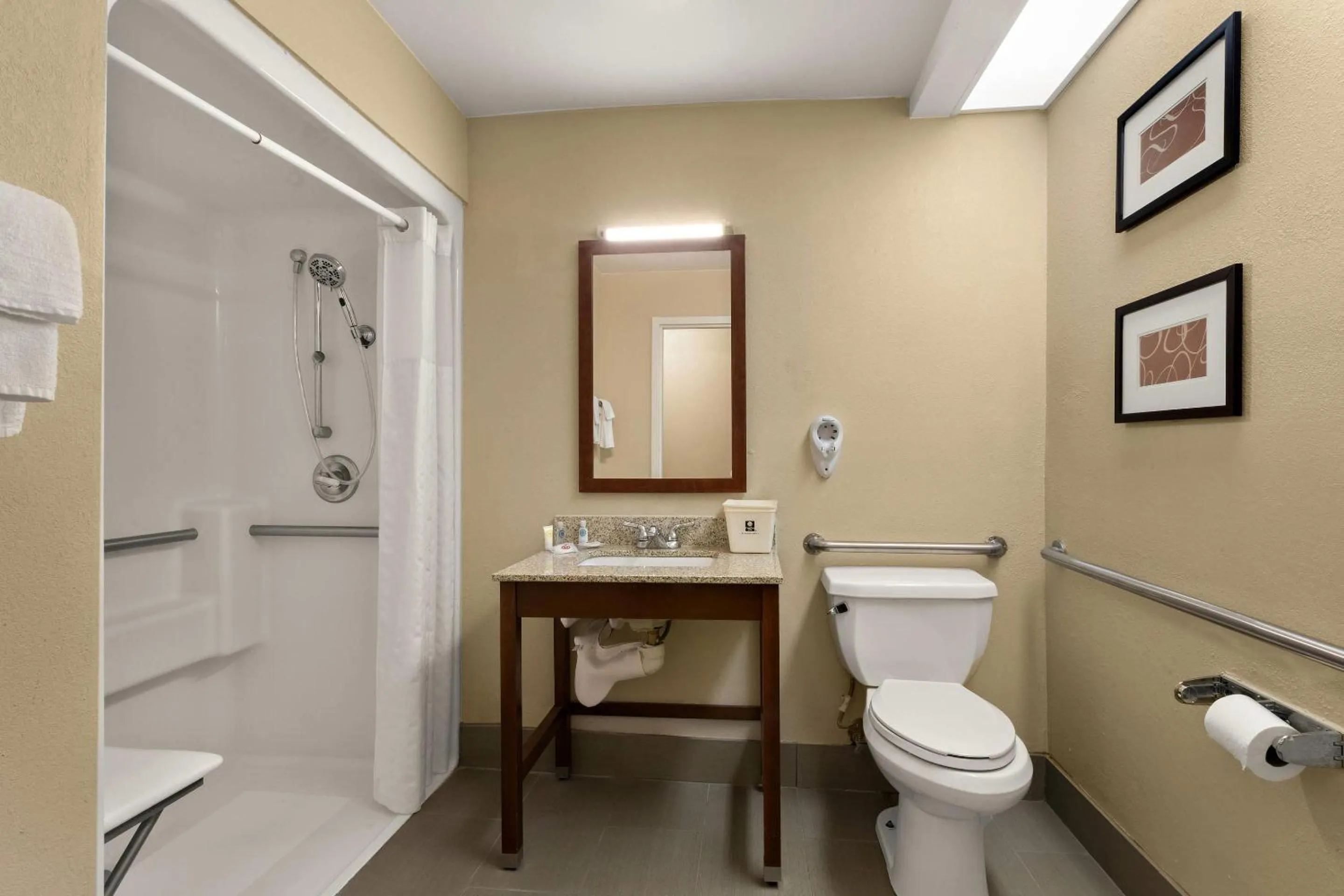 Bedroom in Comfort Inn Bordentown near NJ Turnpike