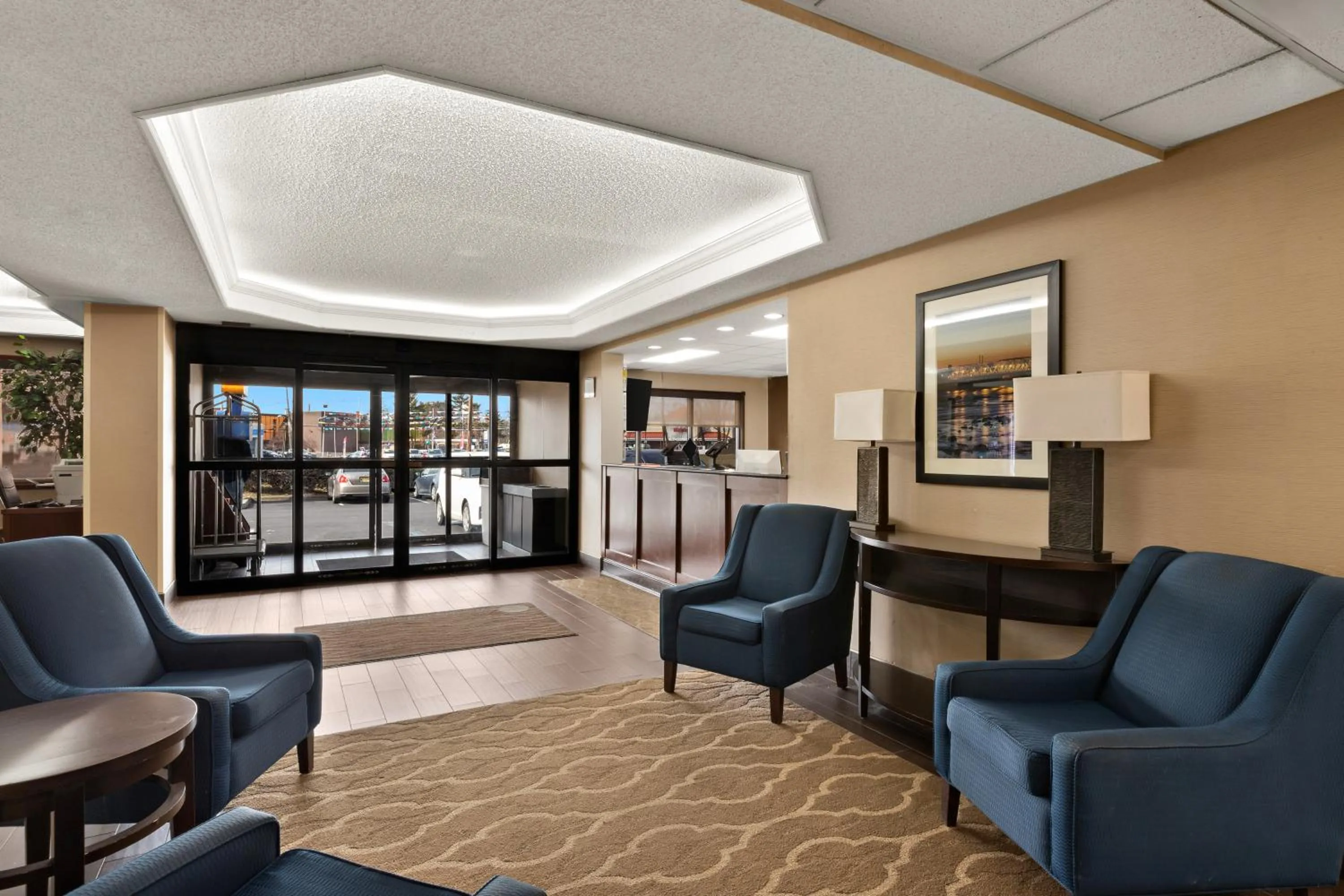 Seating area in Comfort Inn Bordentown near NJ Turnpike
