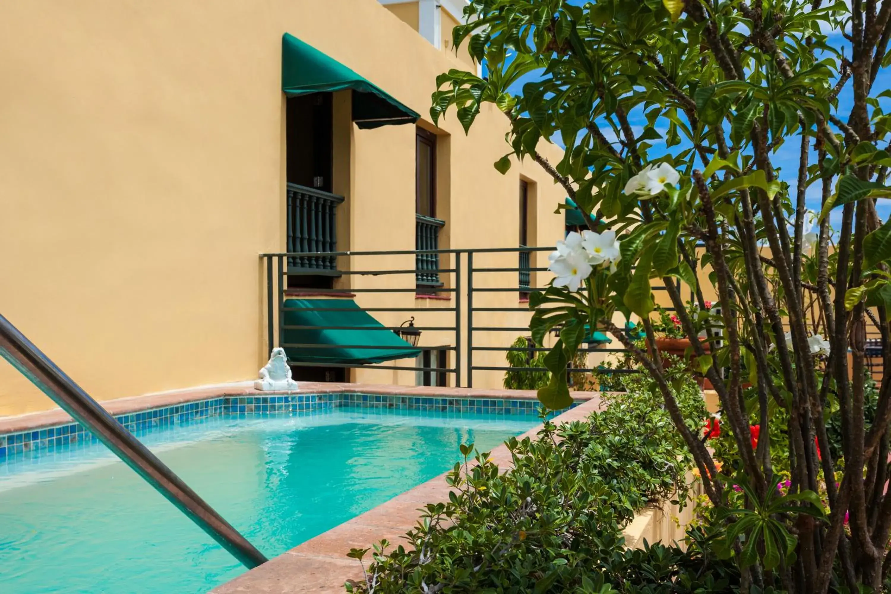 Swimming pool in Hotel El Convento Swimming pool in Hotel El Convento