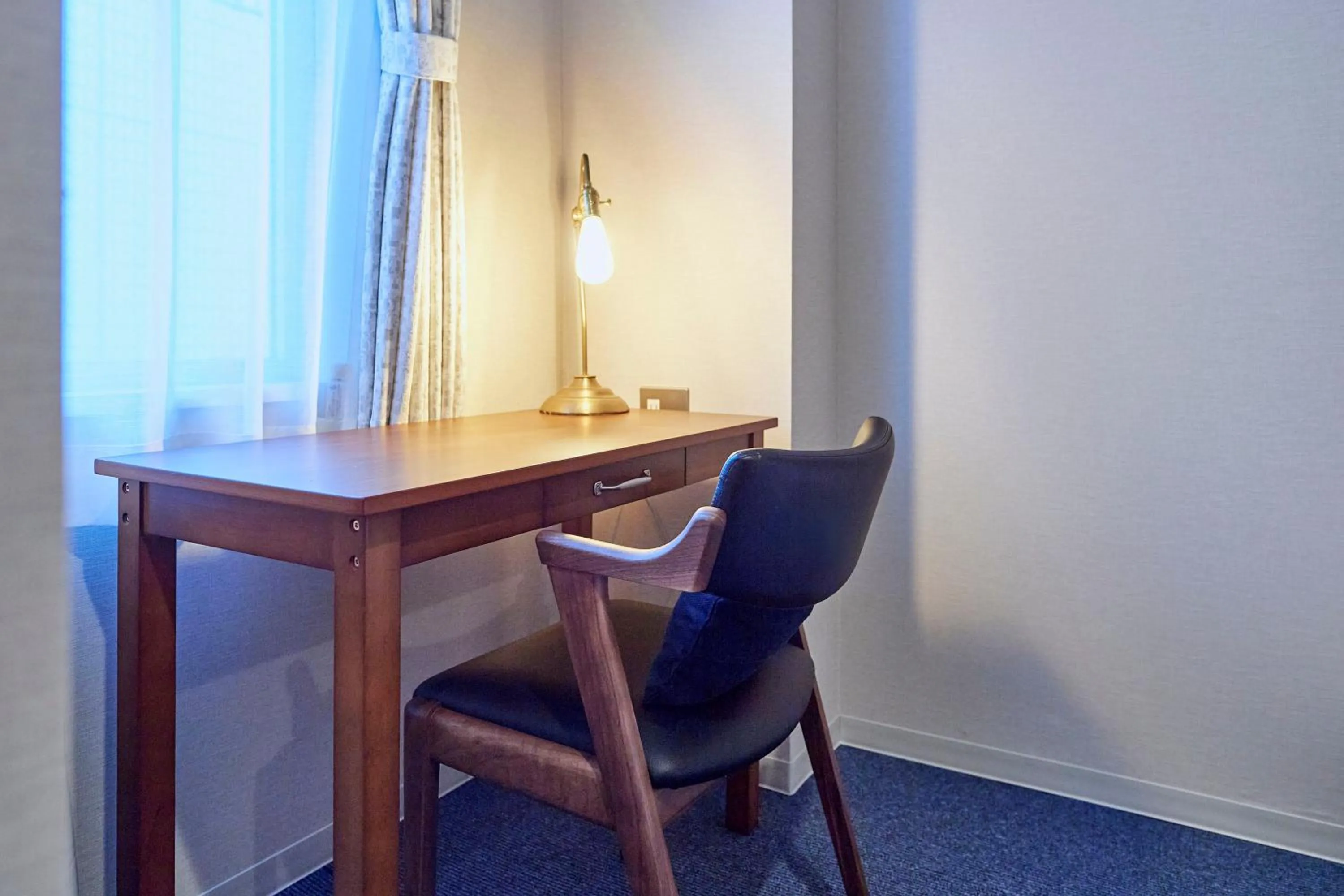 hair dresser in Turn Table