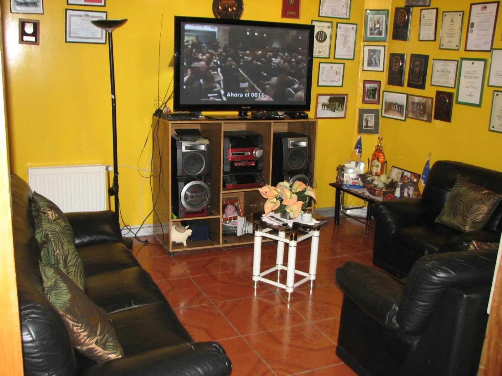 Communal lounge/ TV room in Hostal El Mirador
