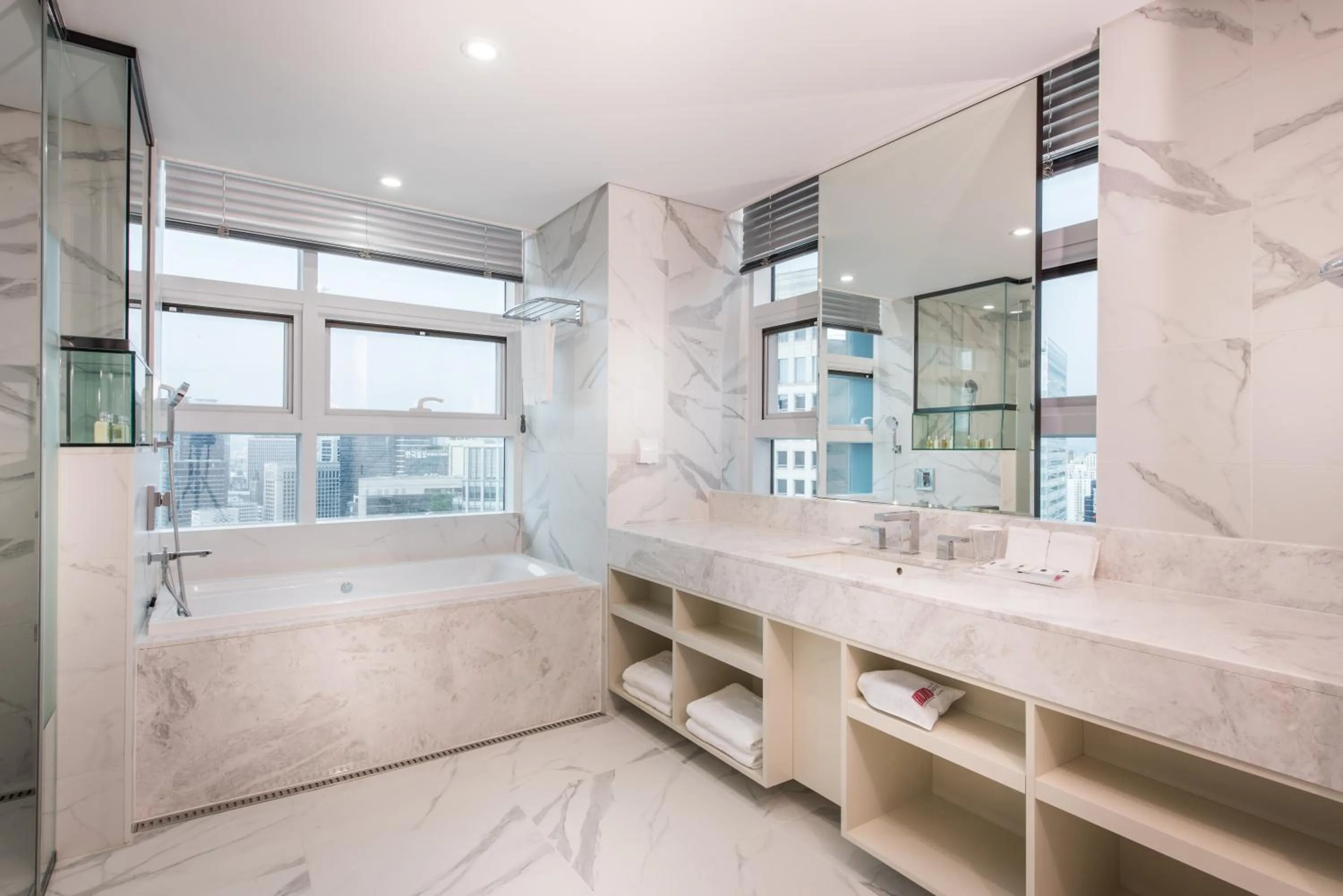 Shower in ENA Suite Hotel Namdaemun