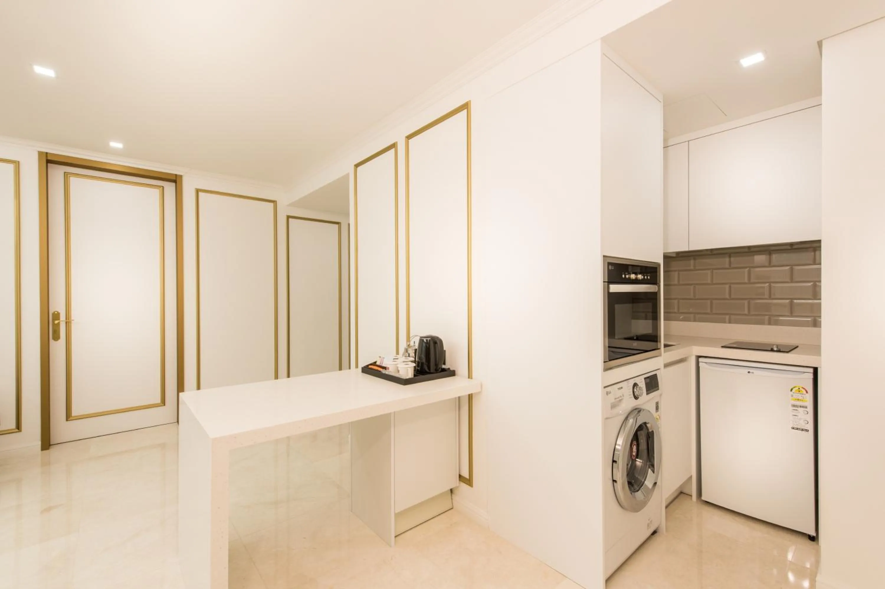 Kitchen or kitchenette in ENA Suite Hotel Namdaemun