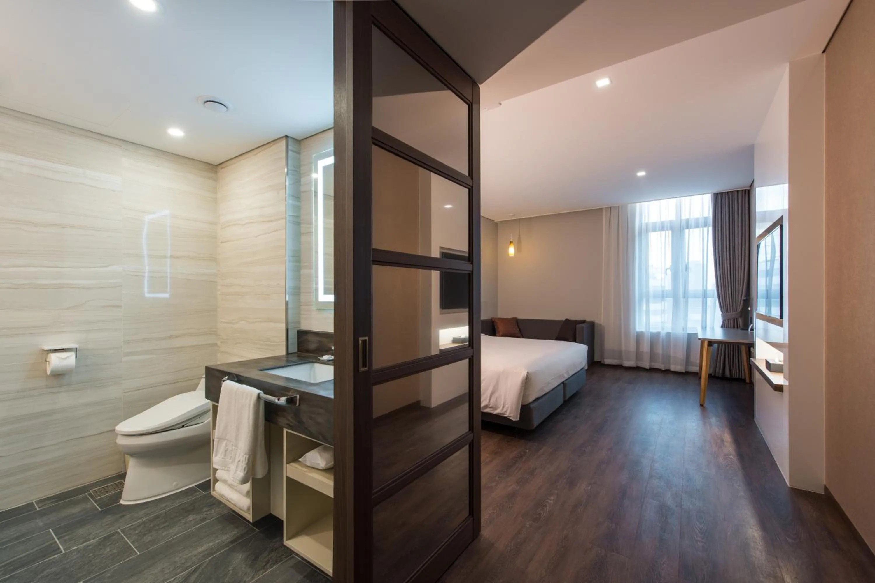 Bathroom, Bed in ENA Suite Hotel Namdaemun