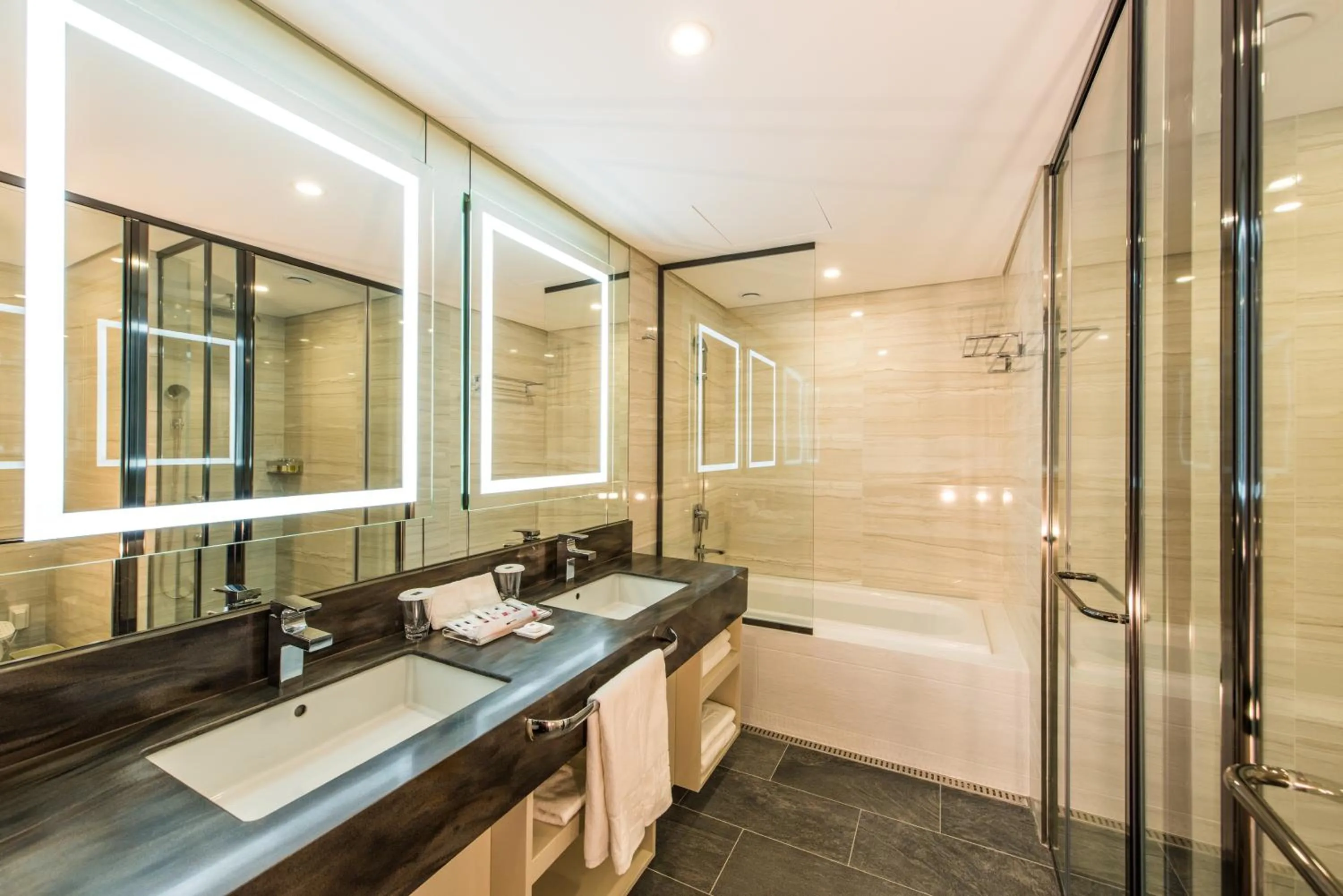 Shower in ENA Suite Hotel Namdaemun