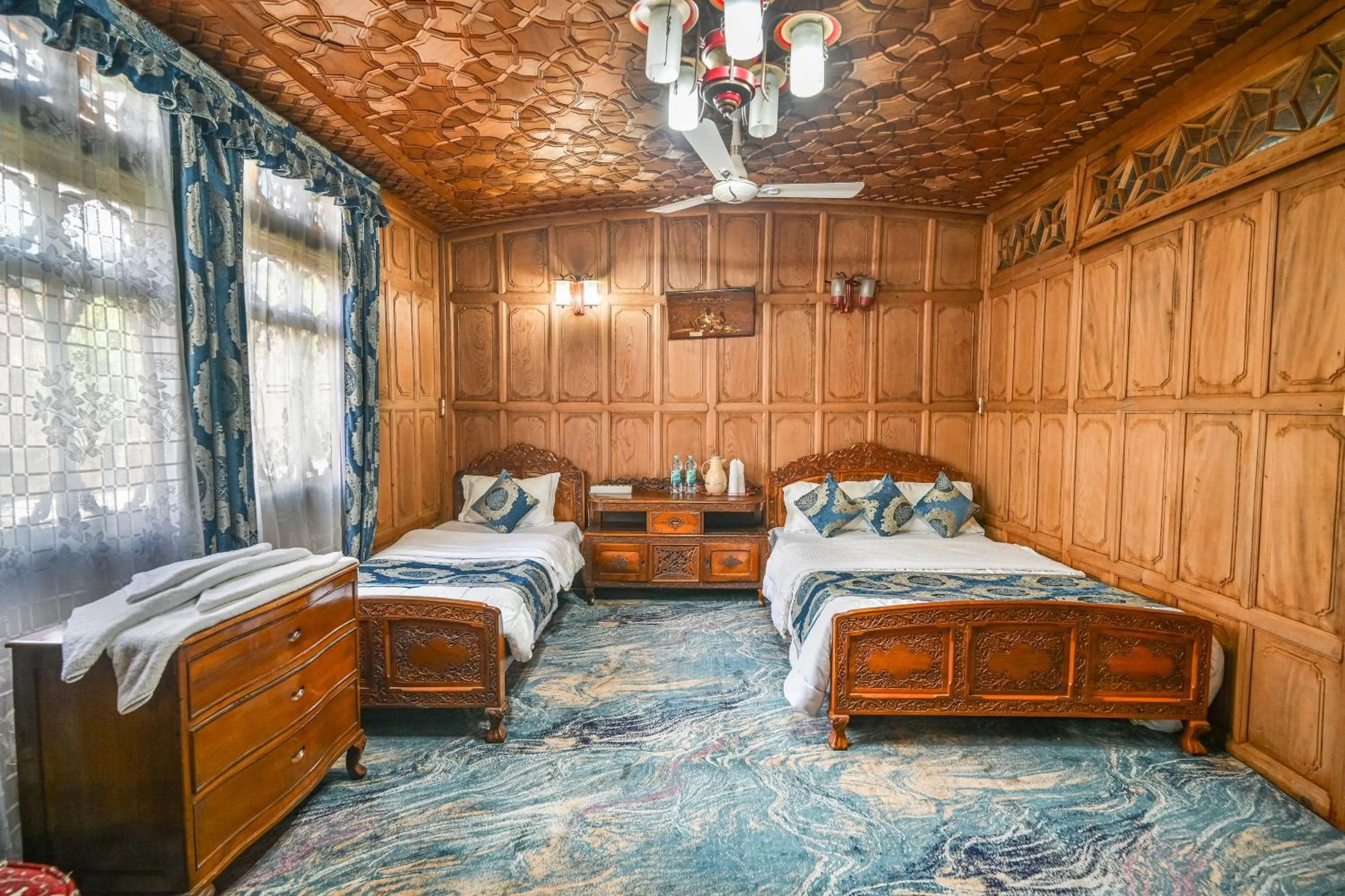 Bedroom, Bed in Firdous Houseboats