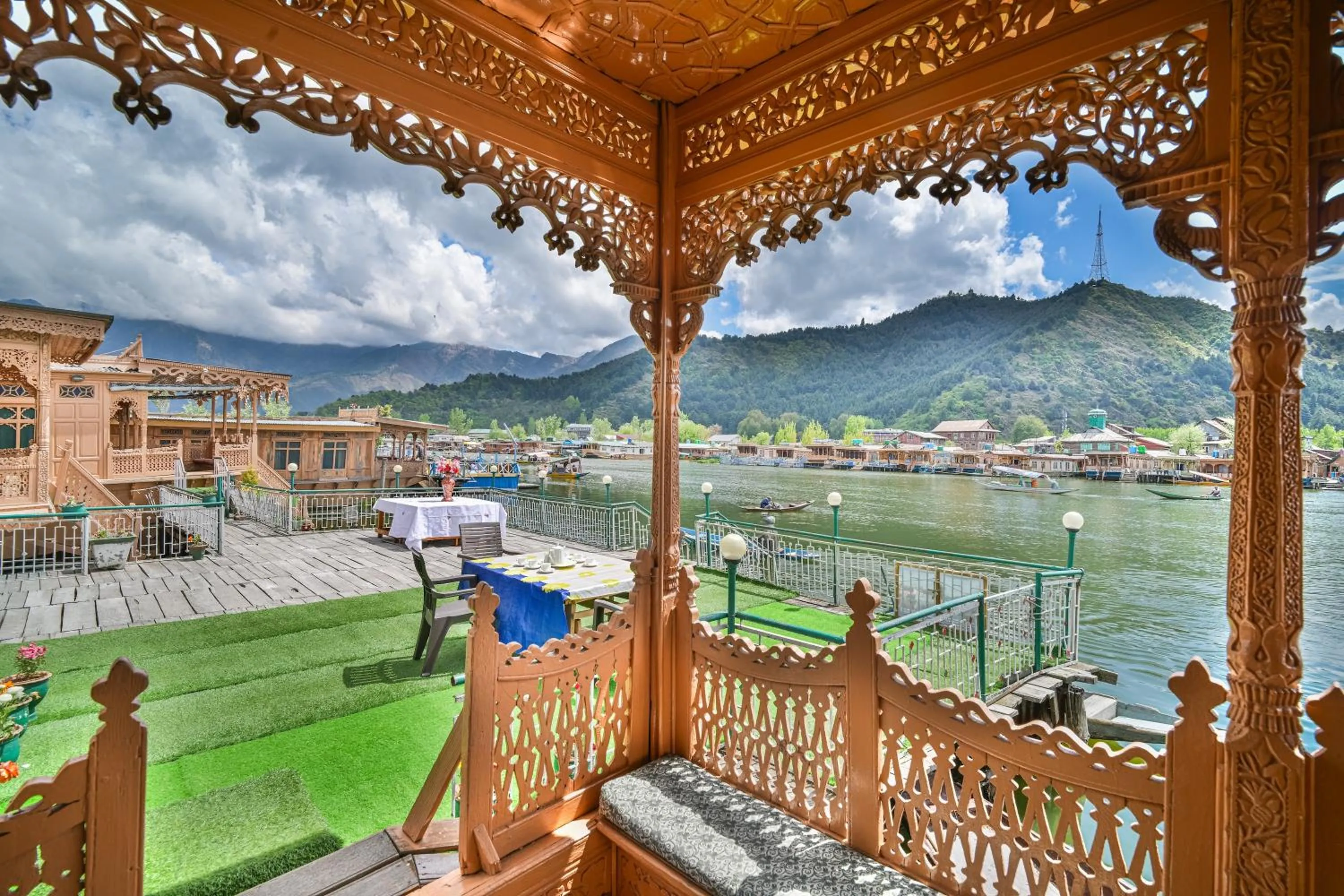 Lake view in Firdous Houseboats