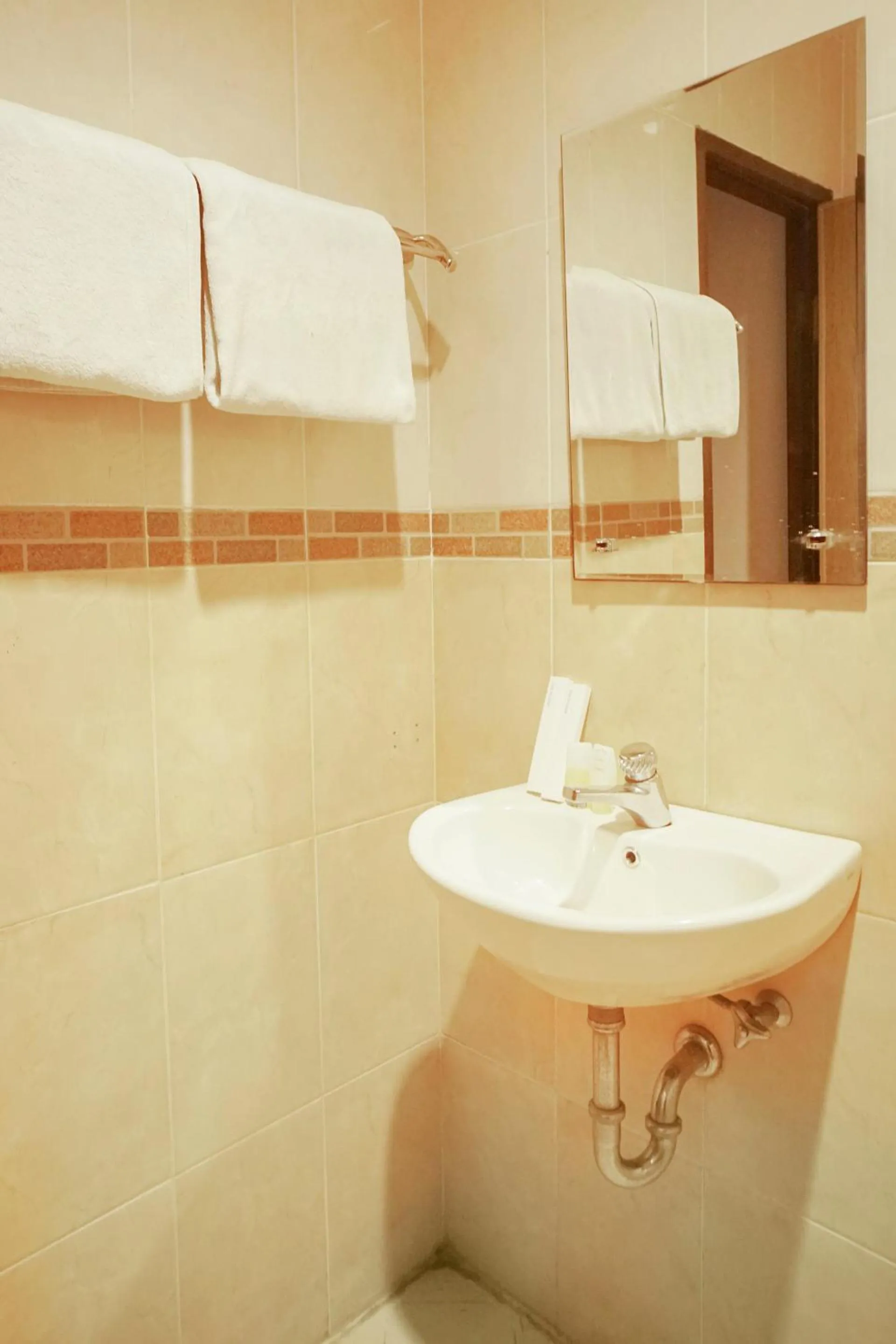 Bathroom in Capital O 142 Hotel Al Furqon Syariah