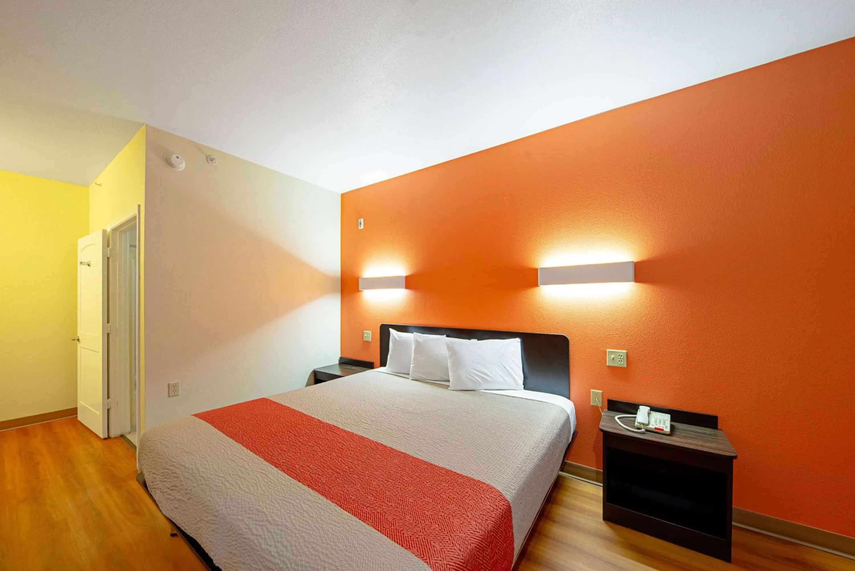 Photo of the whole room, Bed in Motel 6-Rhome, TX