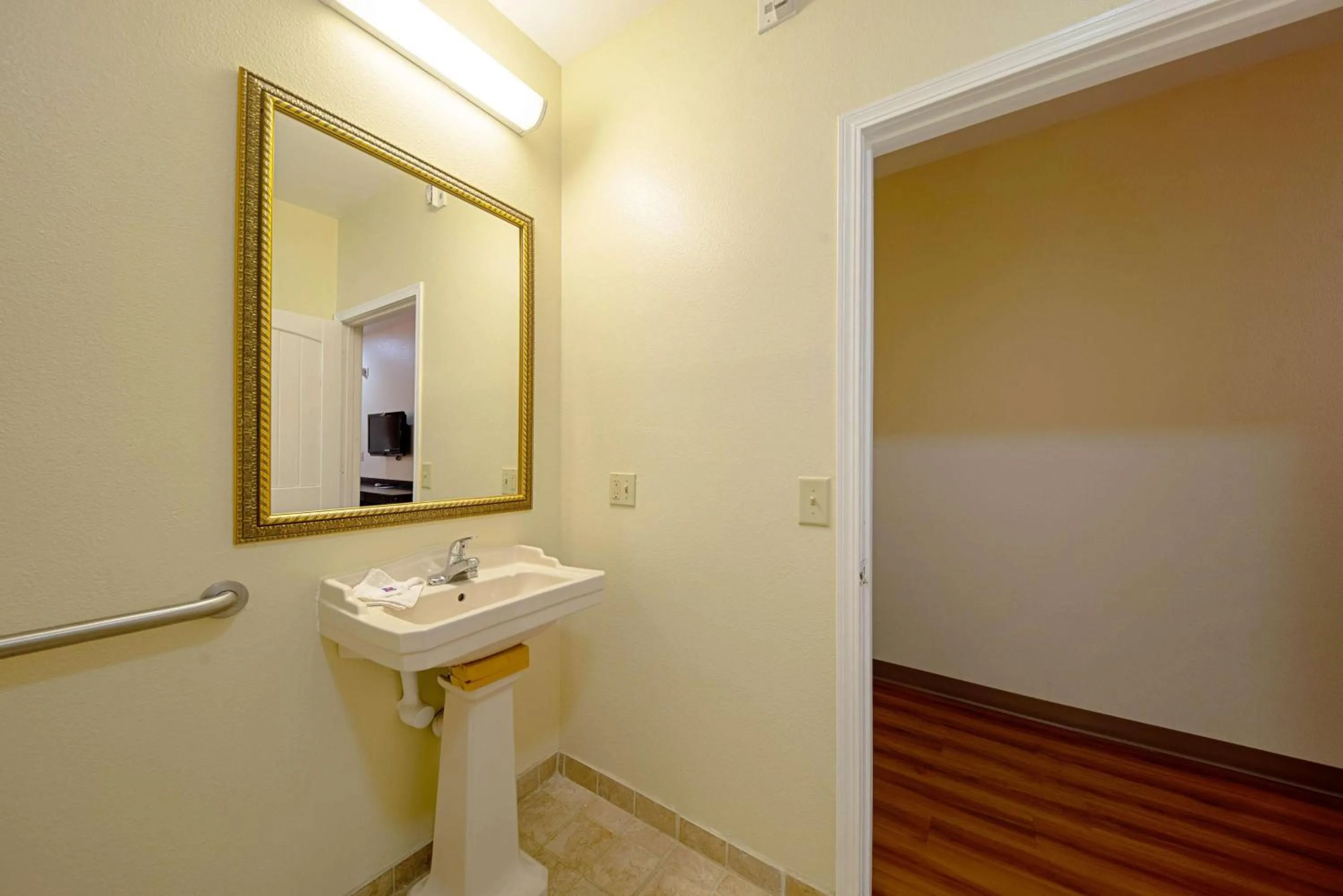 Bathroom in Motel 6-Rhome, TX