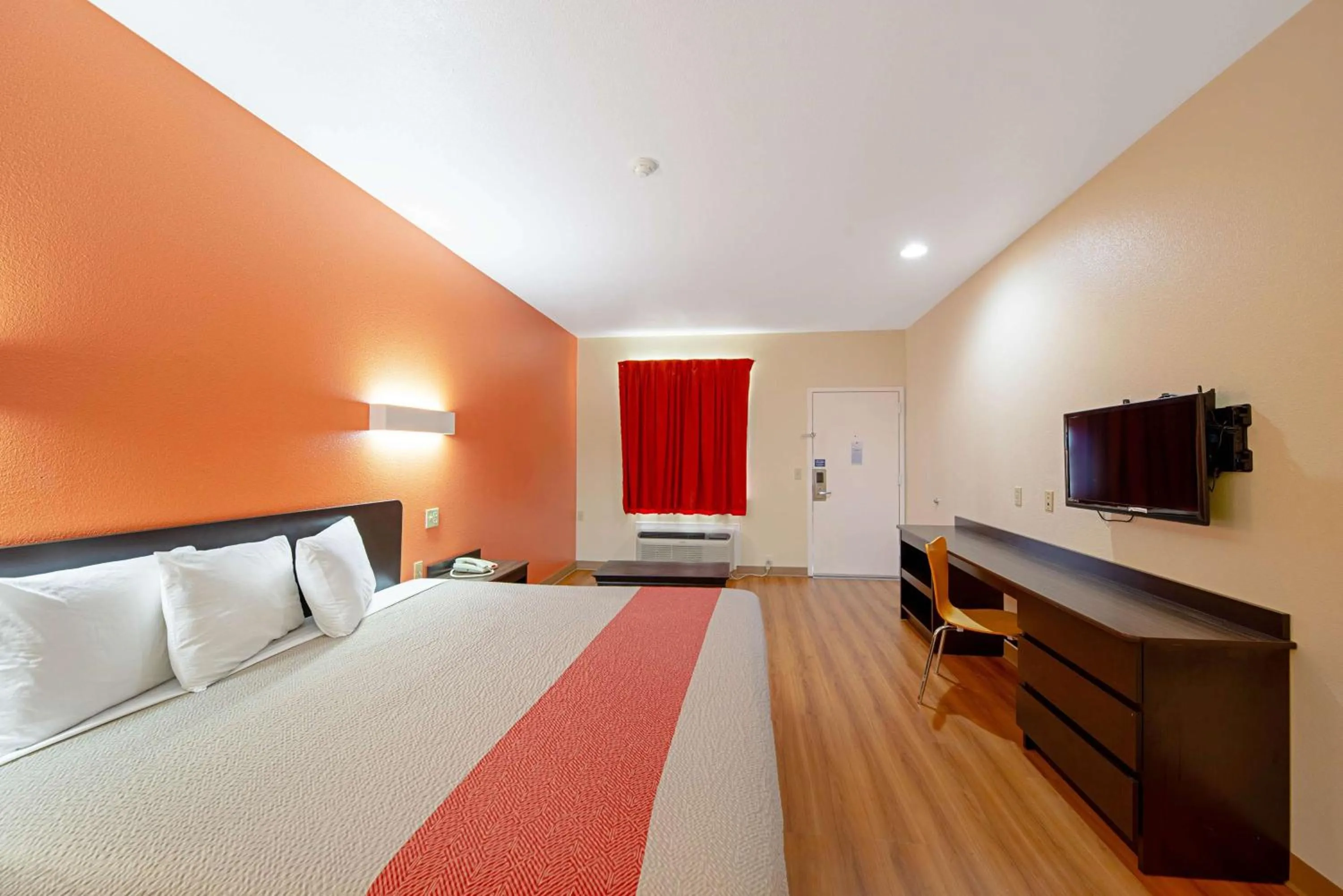 TV and multimedia, Bed in Motel 6-Rhome, TX