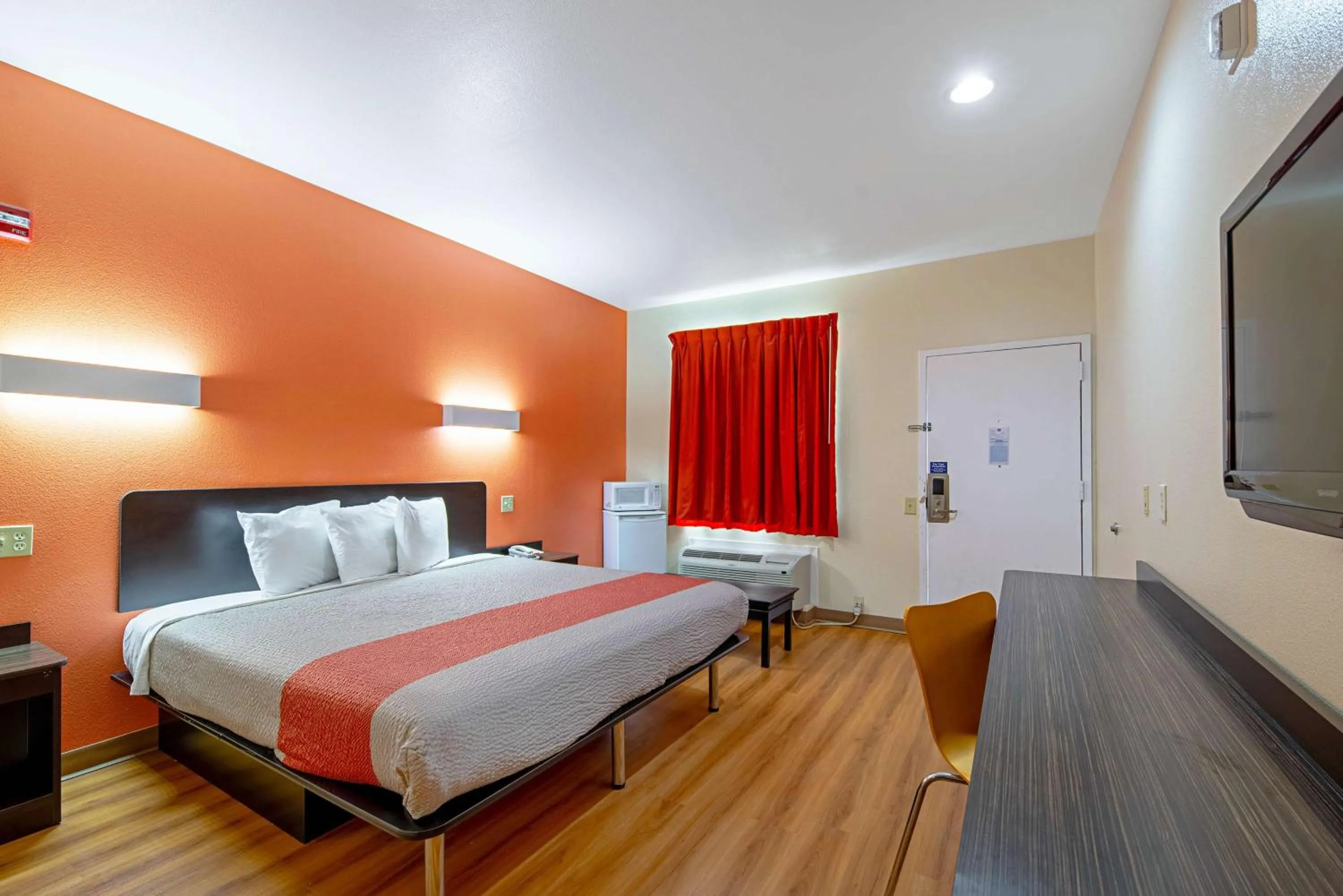 TV and multimedia, Bed in Motel 6-Rhome, TX