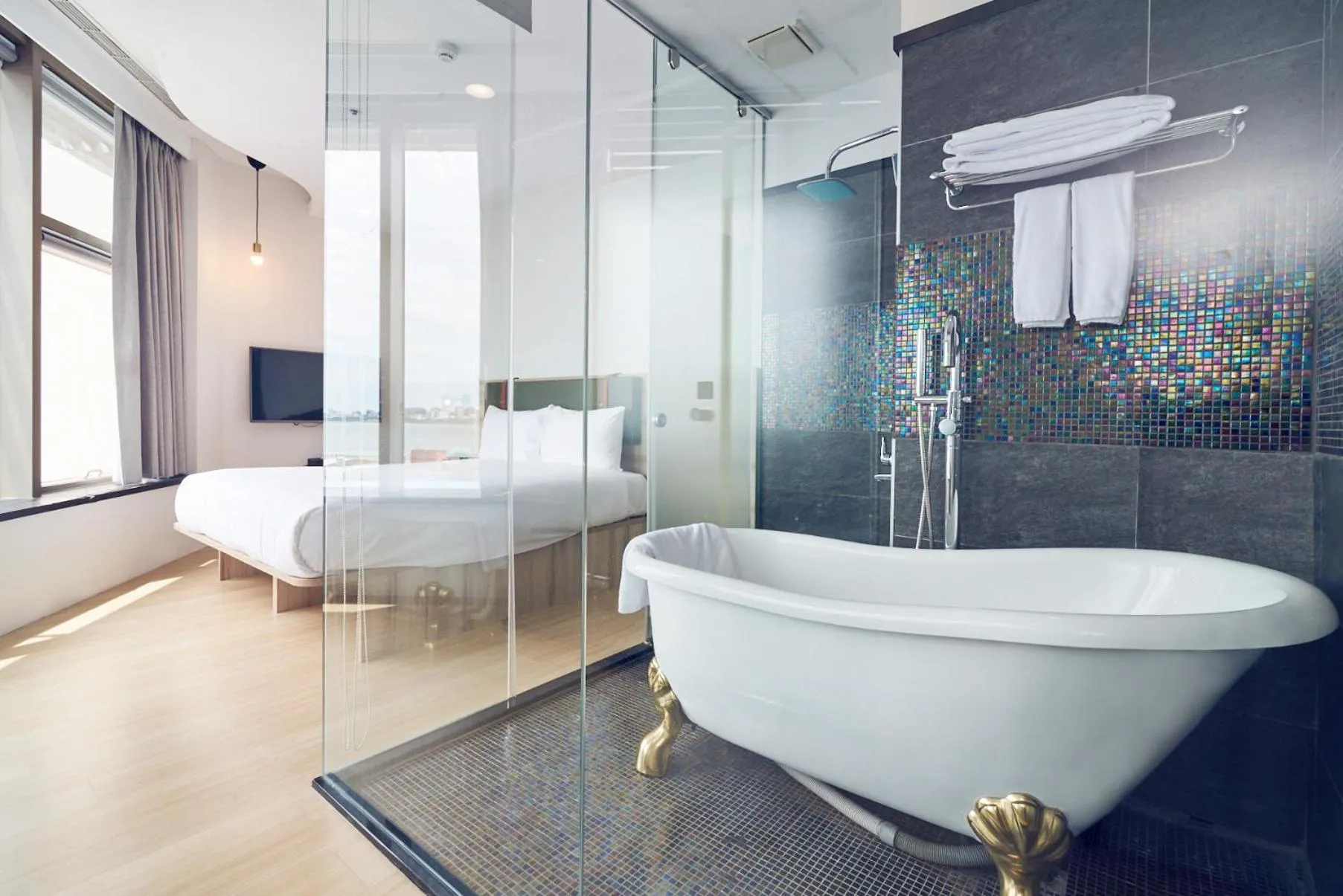 Bathroom, Bed in CHECK Inn Express New Taipei Tamsui