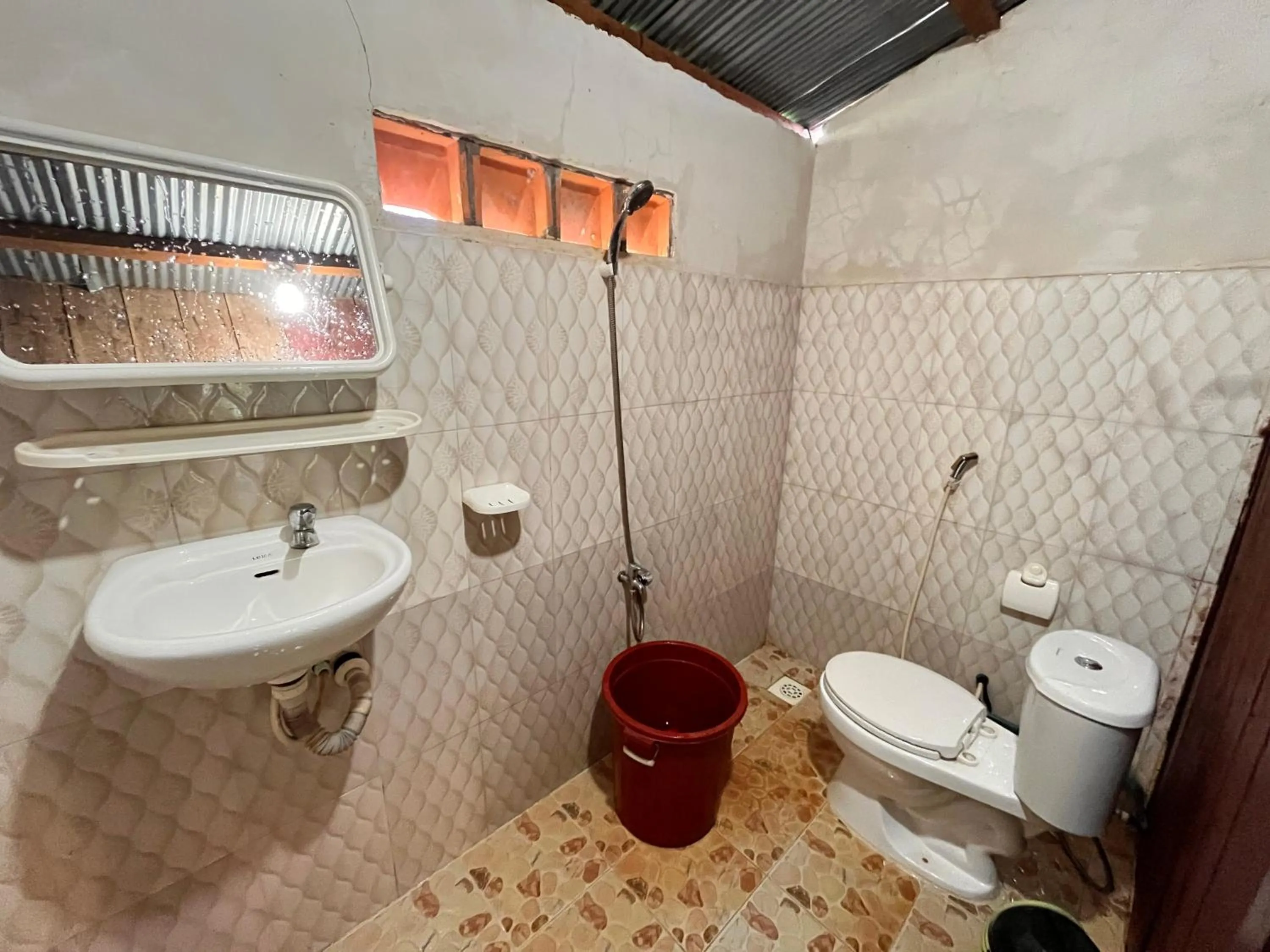 Bathroom in Bee Bee's Chalets home stay and trekking