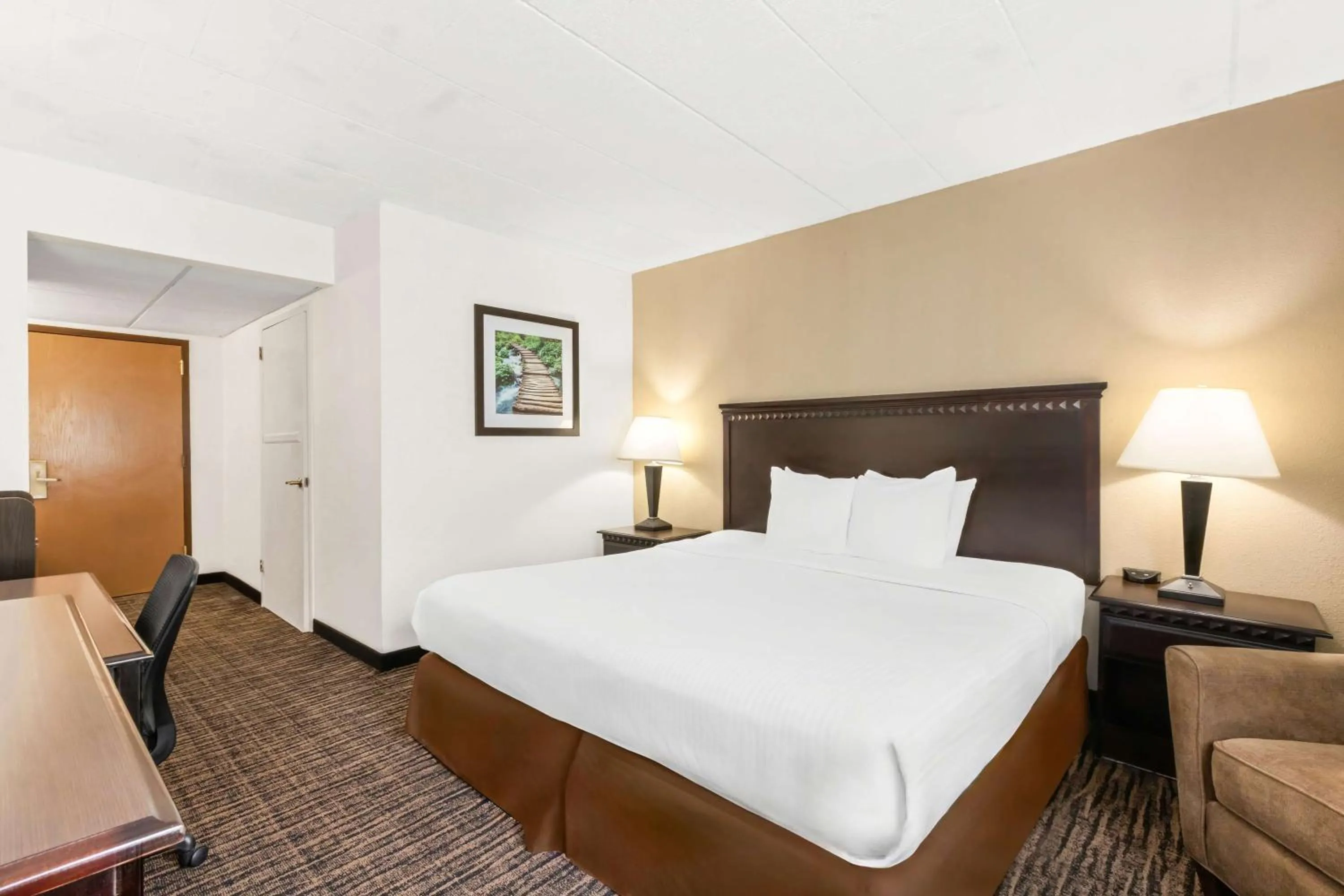 Bedroom, Bed in Best Western Hazlet Inn