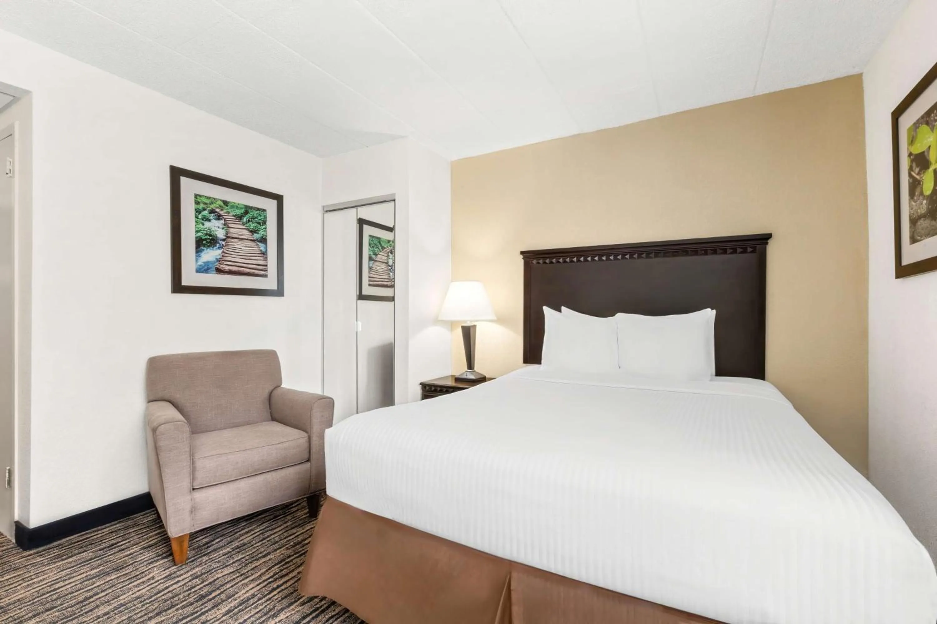 Bedroom, Bed in Best Western Hazlet Inn