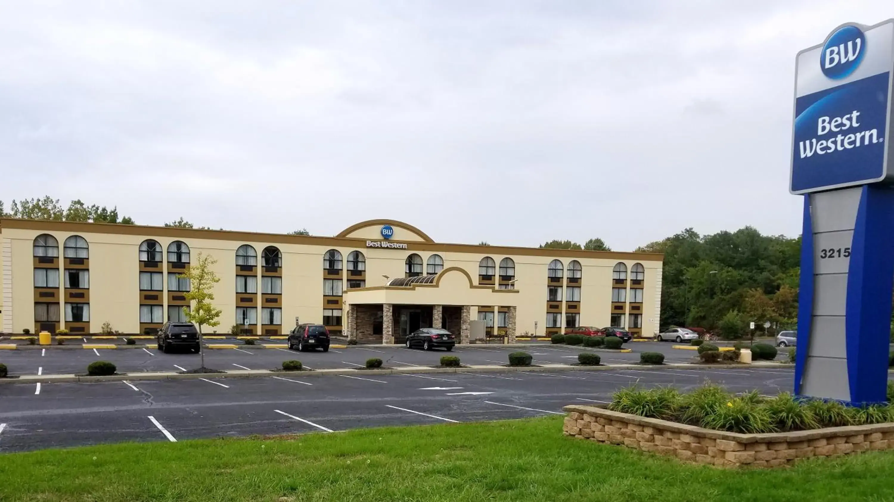 Property building in Best Western Hazlet Inn Property building in Best Western Hazlet Inn