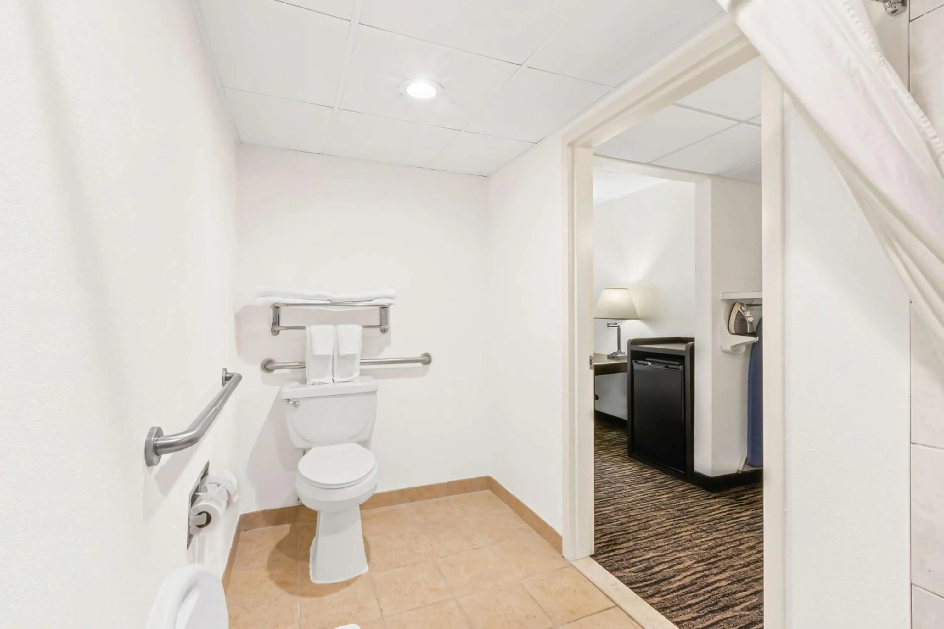 Bedroom in Best Western Hazlet Inn