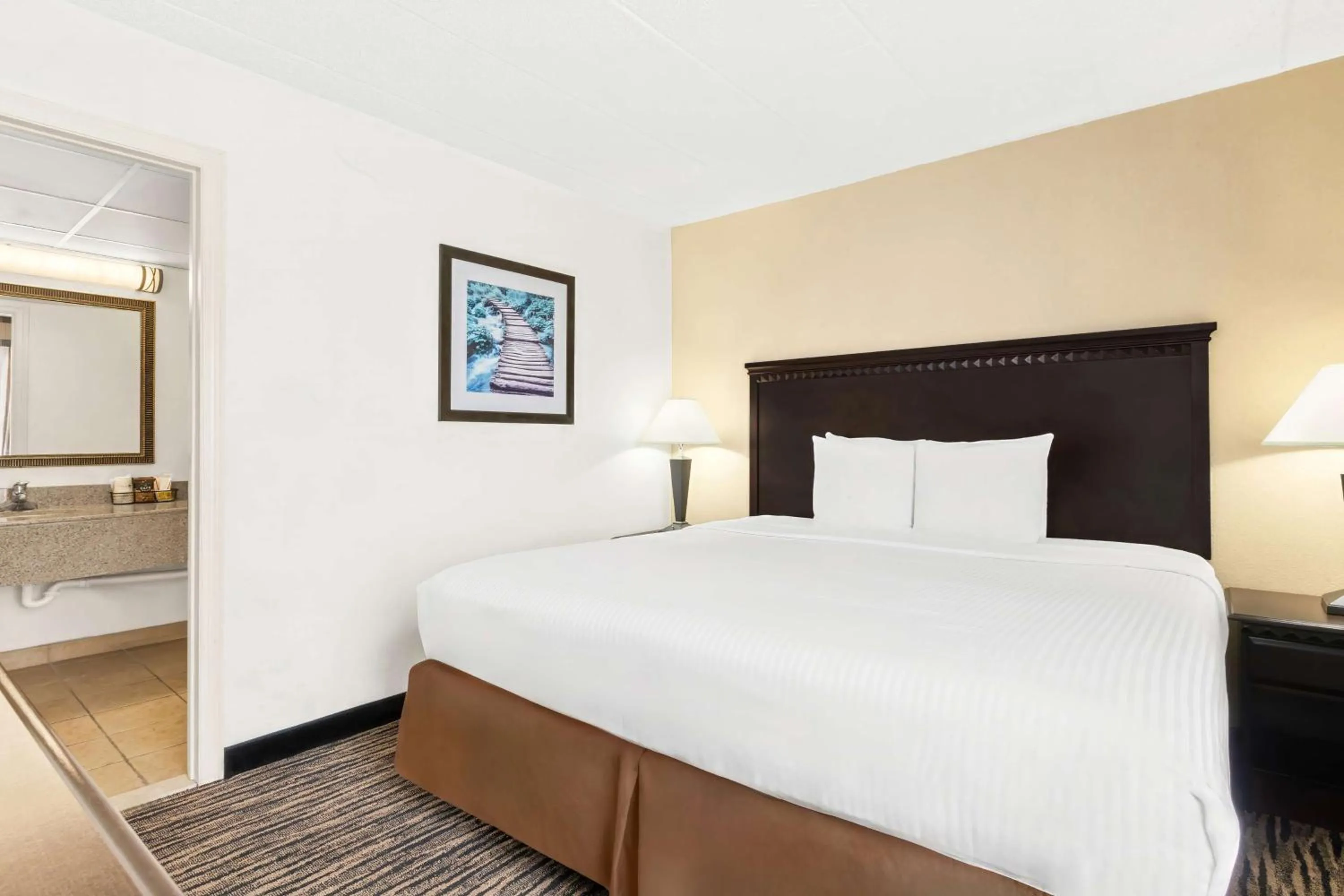 Photo of the whole room, Bed in Best Western Hazlet Inn