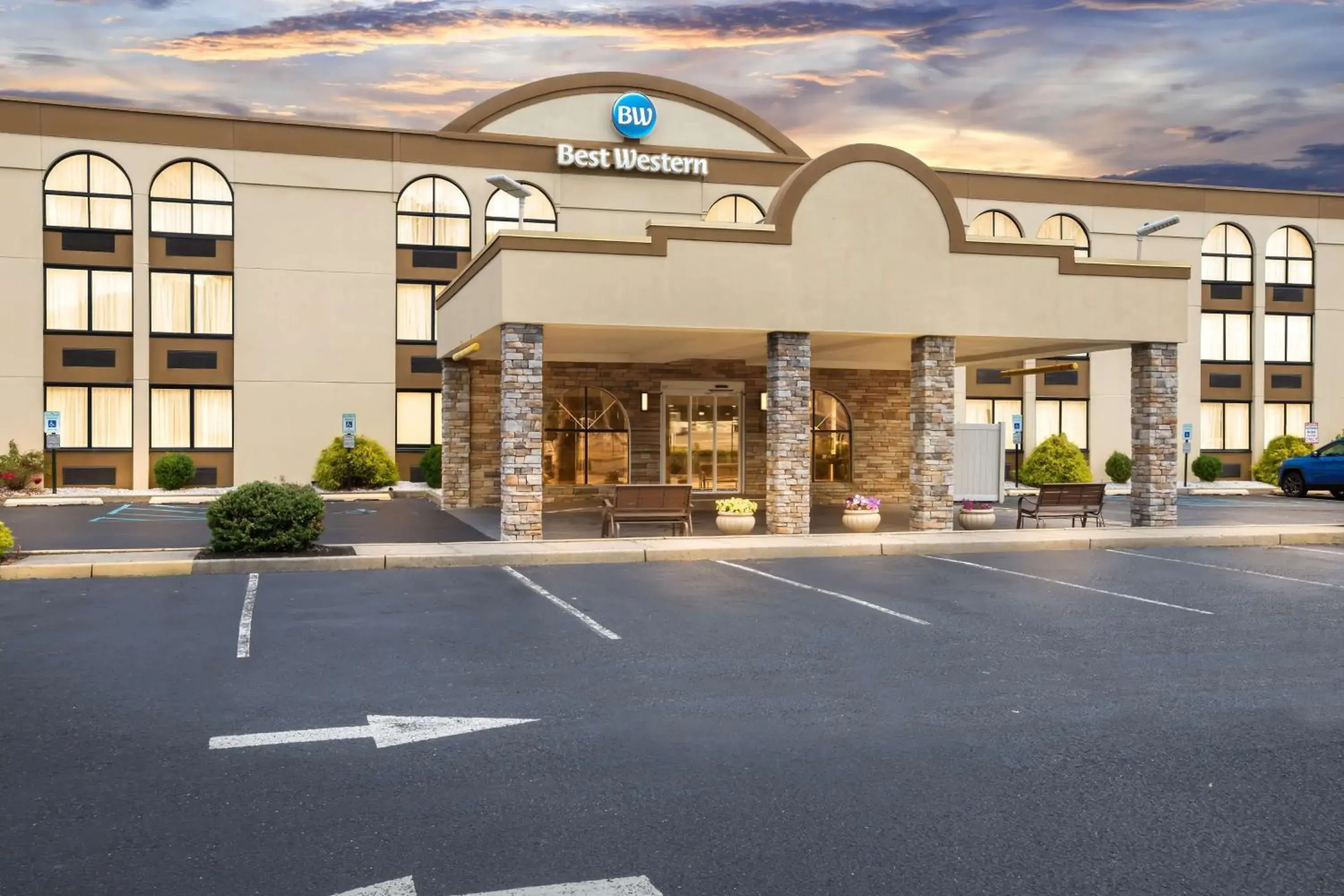 Property building in Best Western Hazlet Inn Property building in Best Western Hazlet Inn