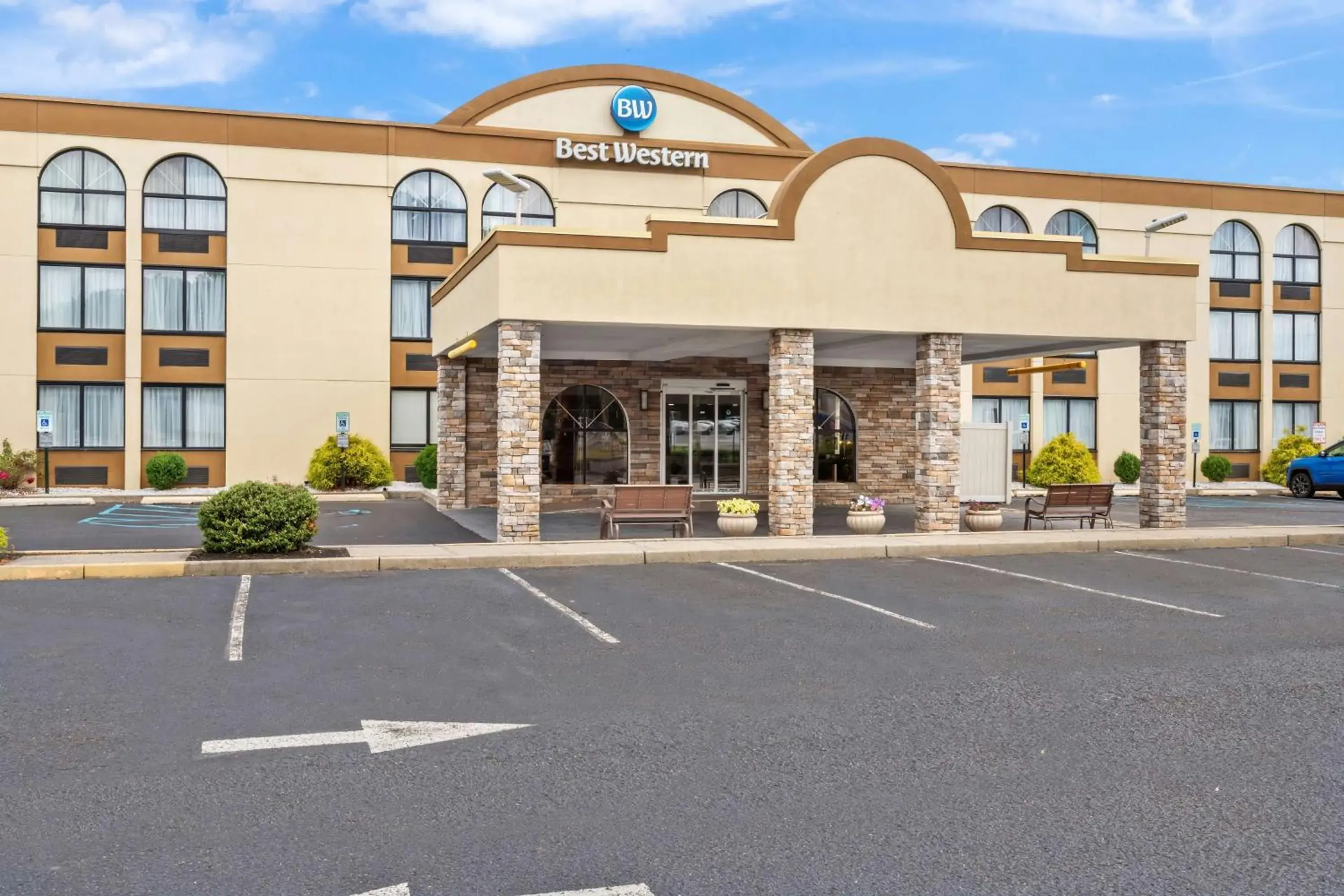 Property building in Best Western Hazlet Inn Property building in Best Western Hazlet Inn