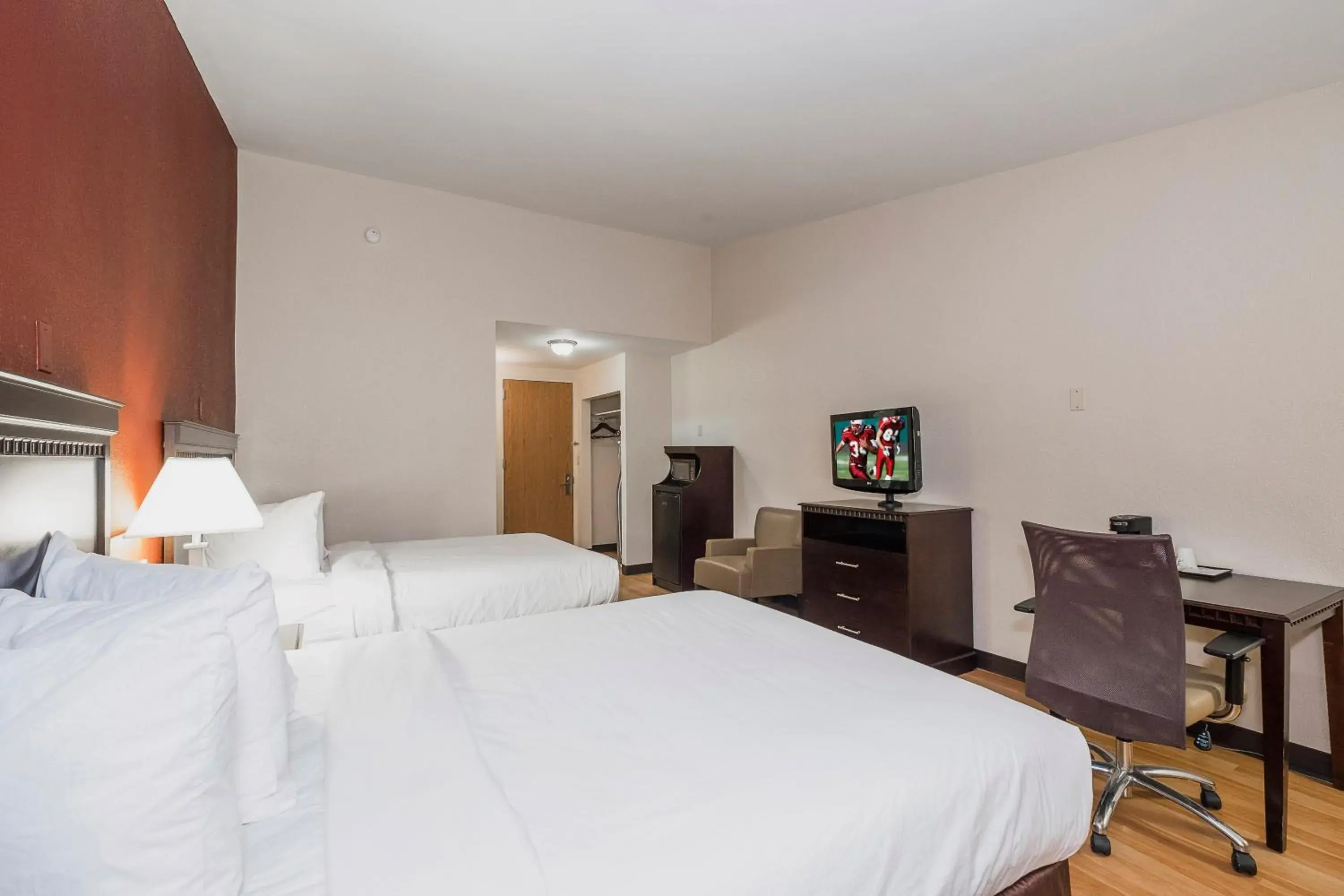 Photo of the whole room, Bed in Red Roof Inn & Suites Mt Holly - McGuire AFB Photo of the whole room, Bed in Red Roof Inn & Suites Mt Holly - McGuire AFB