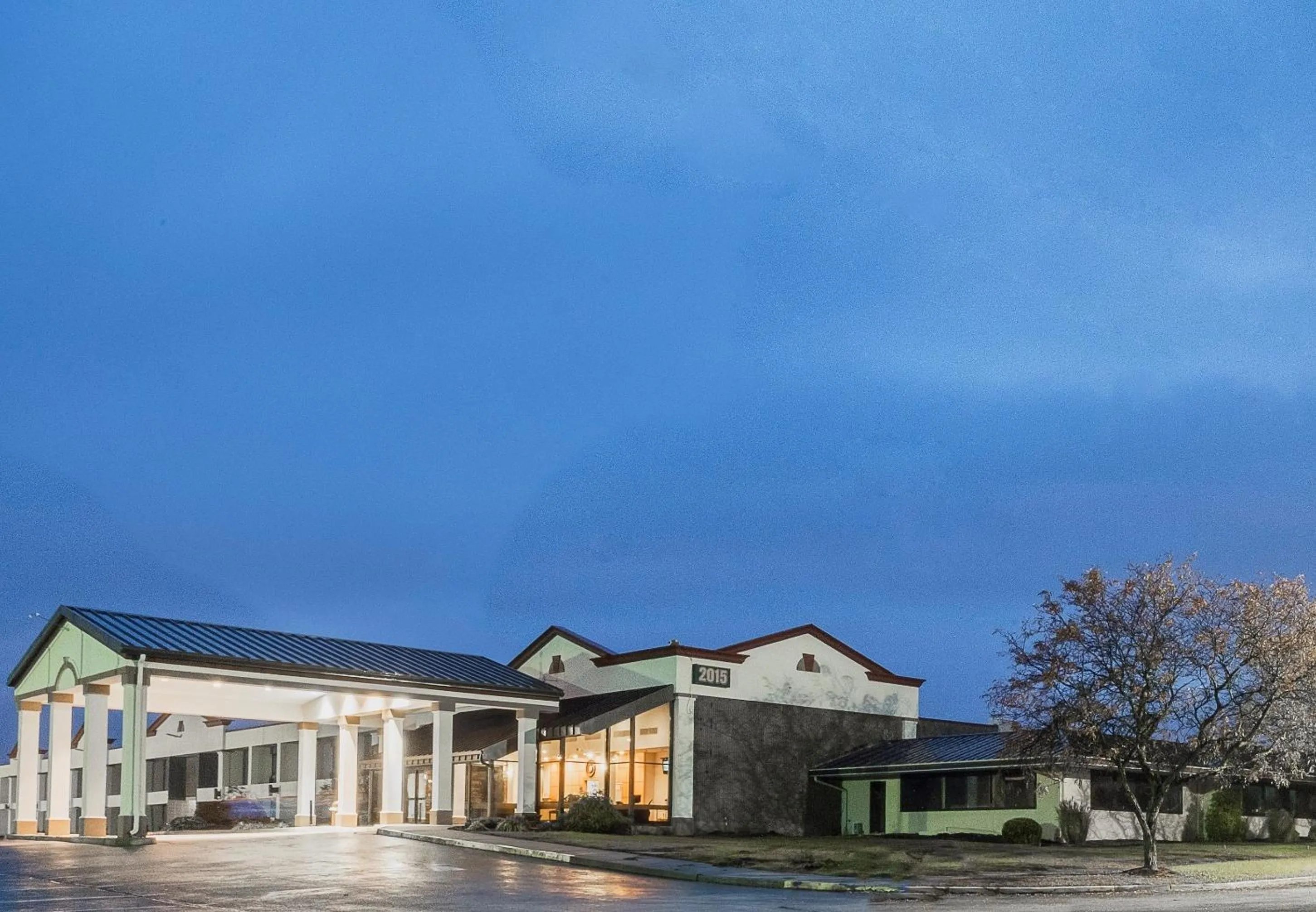 Property building in Red Roof Inn & Suites Mt Holly - McGuire AFB