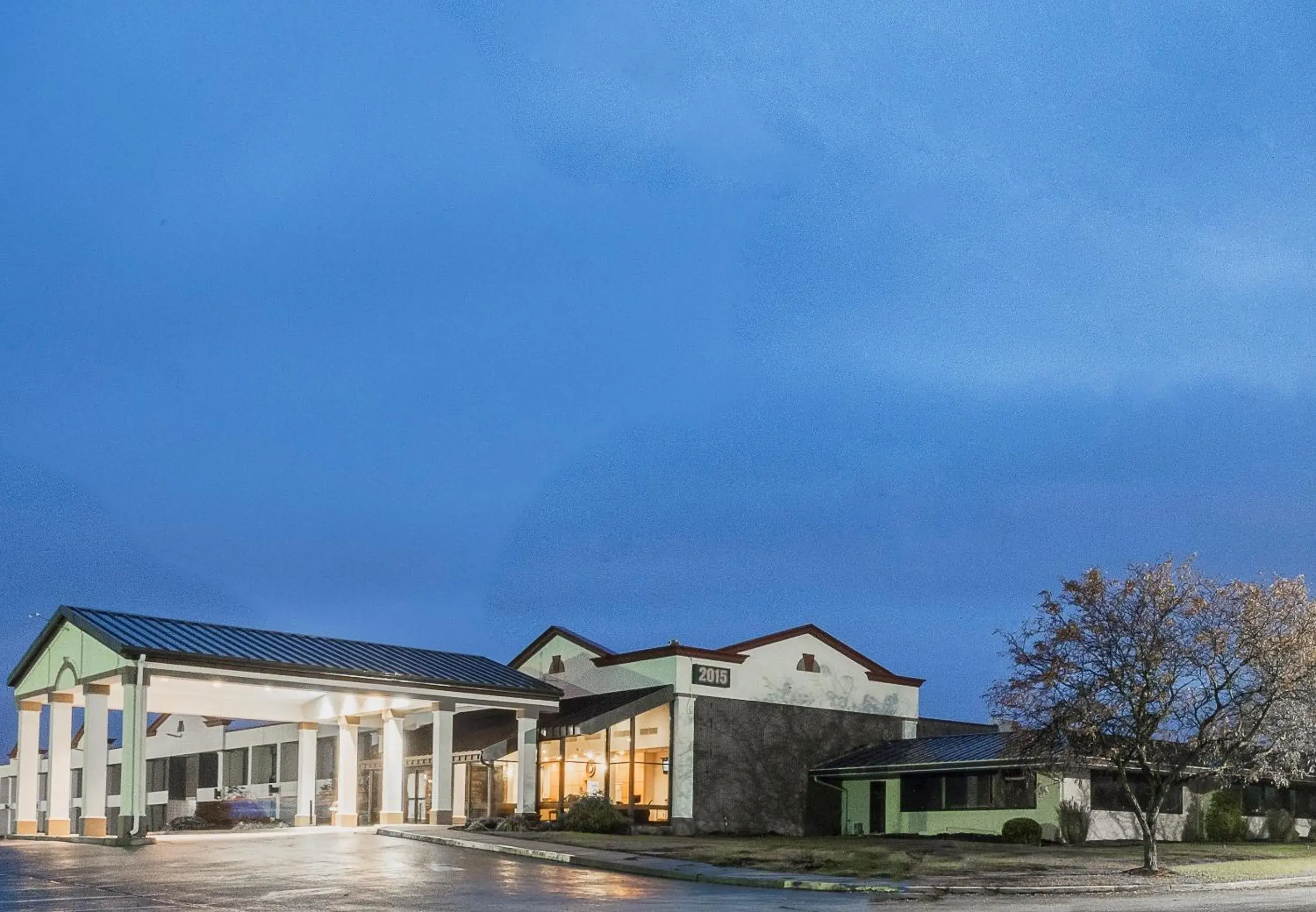 Property building in Red Roof Inn & Suites Mt Holly - McGuire AFB Property building in Red Roof Inn & Suites Mt Holly - McGuire AFB