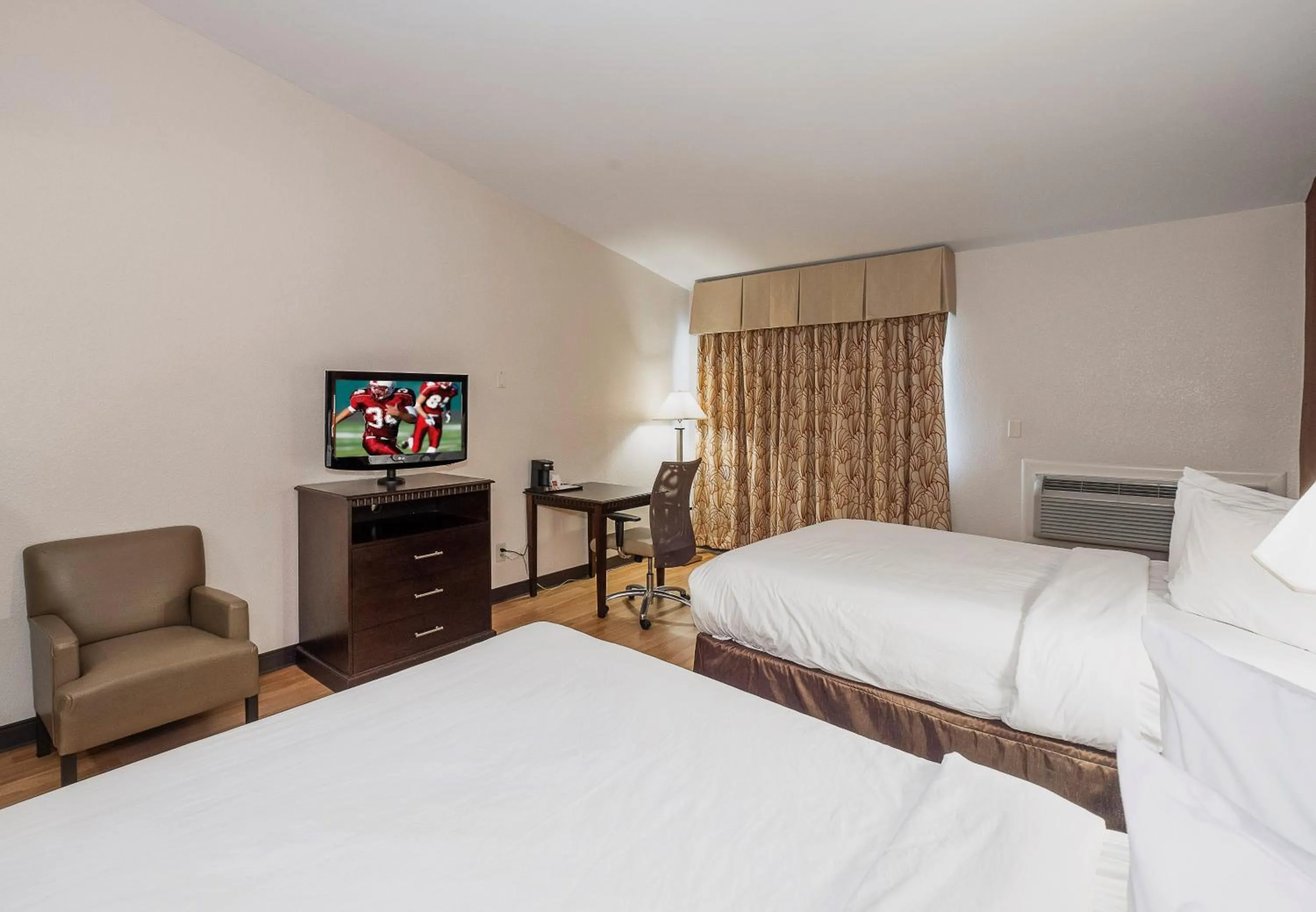 Photo of the whole room, Bed in Red Roof Inn & Suites Mt Holly - McGuire AFB