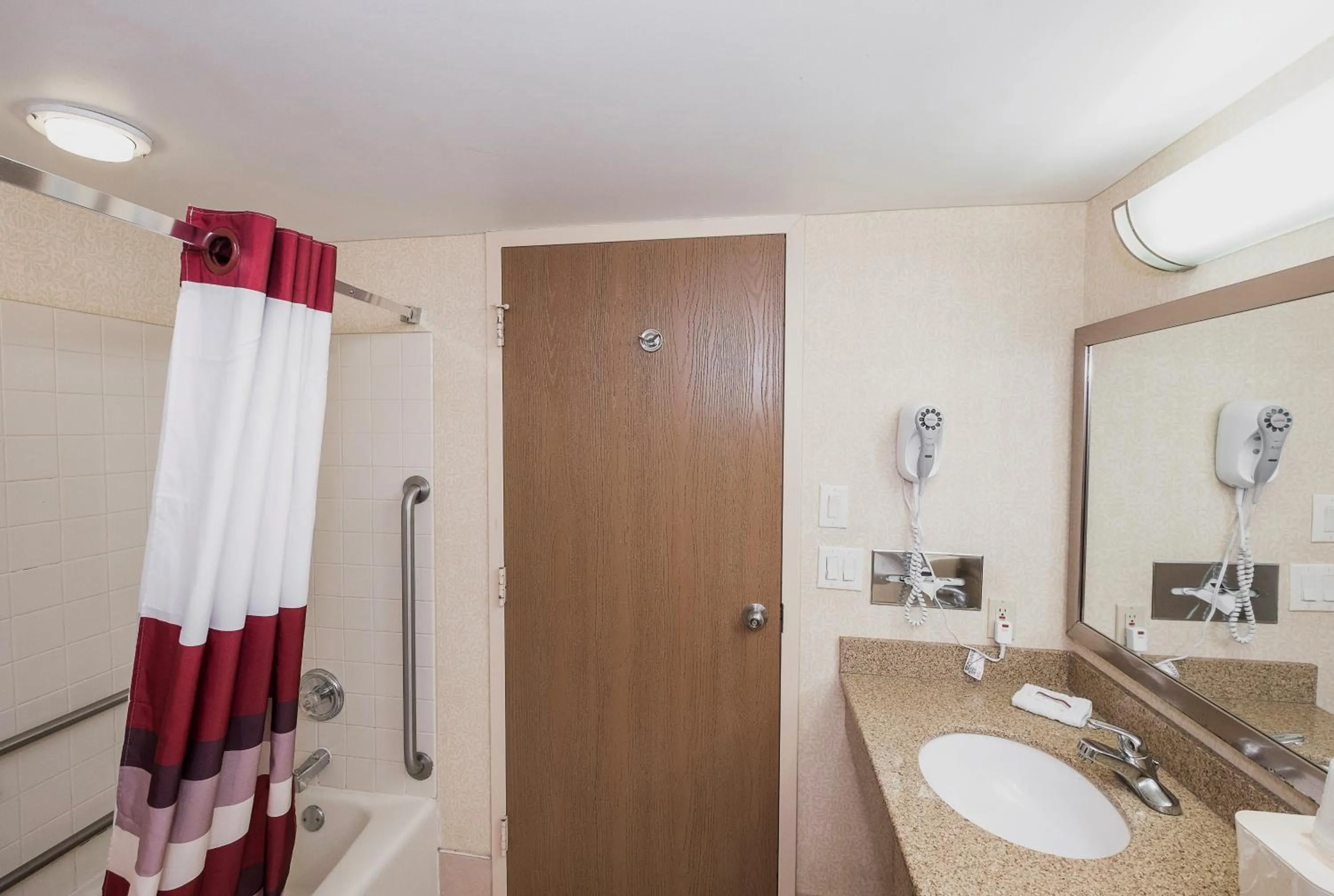 Bathroom in Red Roof Inn & Suites Mt Holly - McGuire AFB