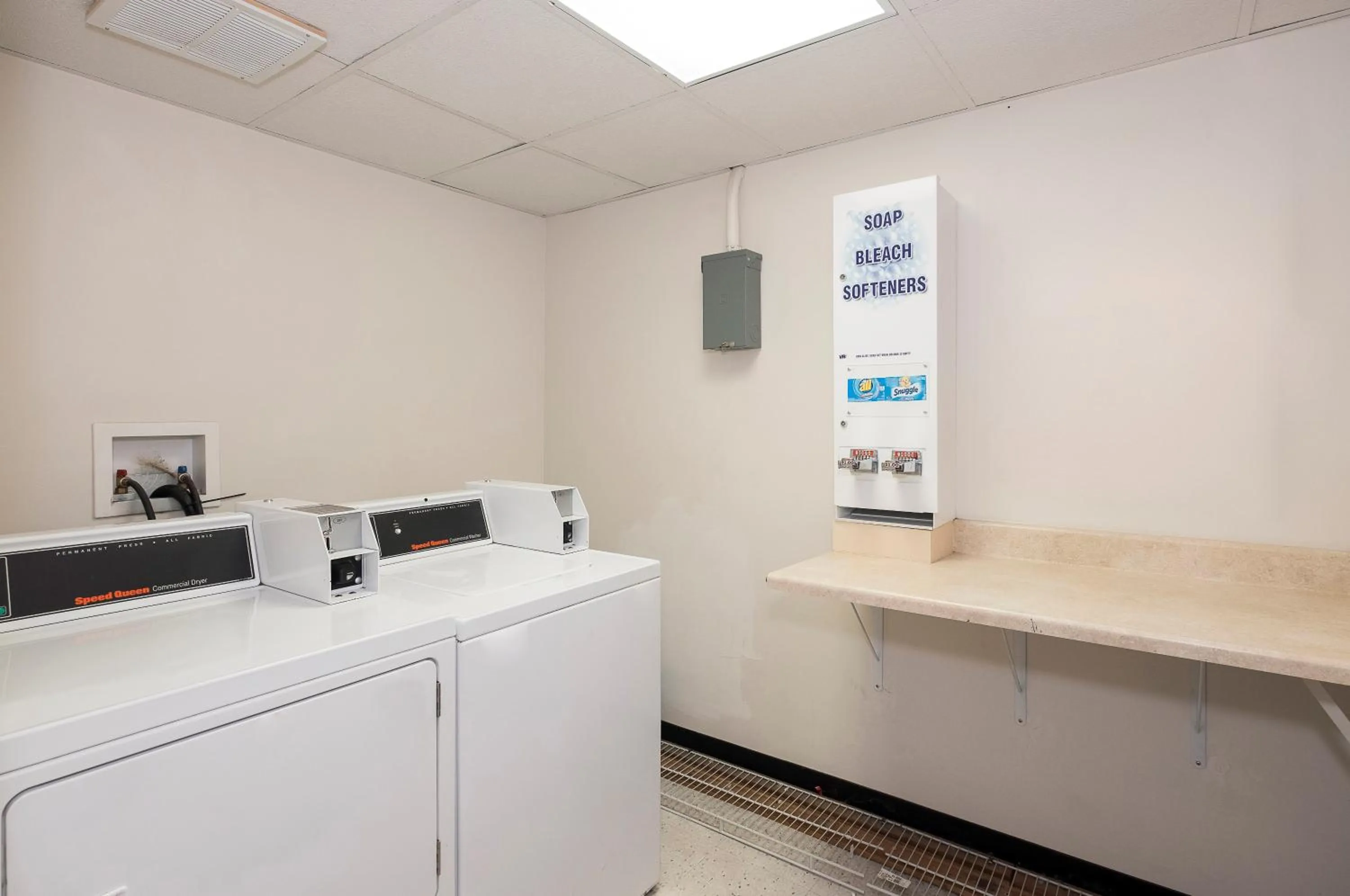 laundry in Red Roof Inn & Suites Mt Holly - McGuire AFB