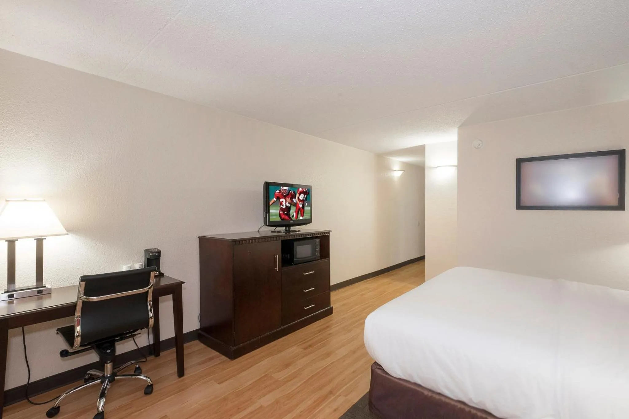 Photo of the whole room, Bed in Red Roof Inn & Suites Mt Holly - McGuire AFB