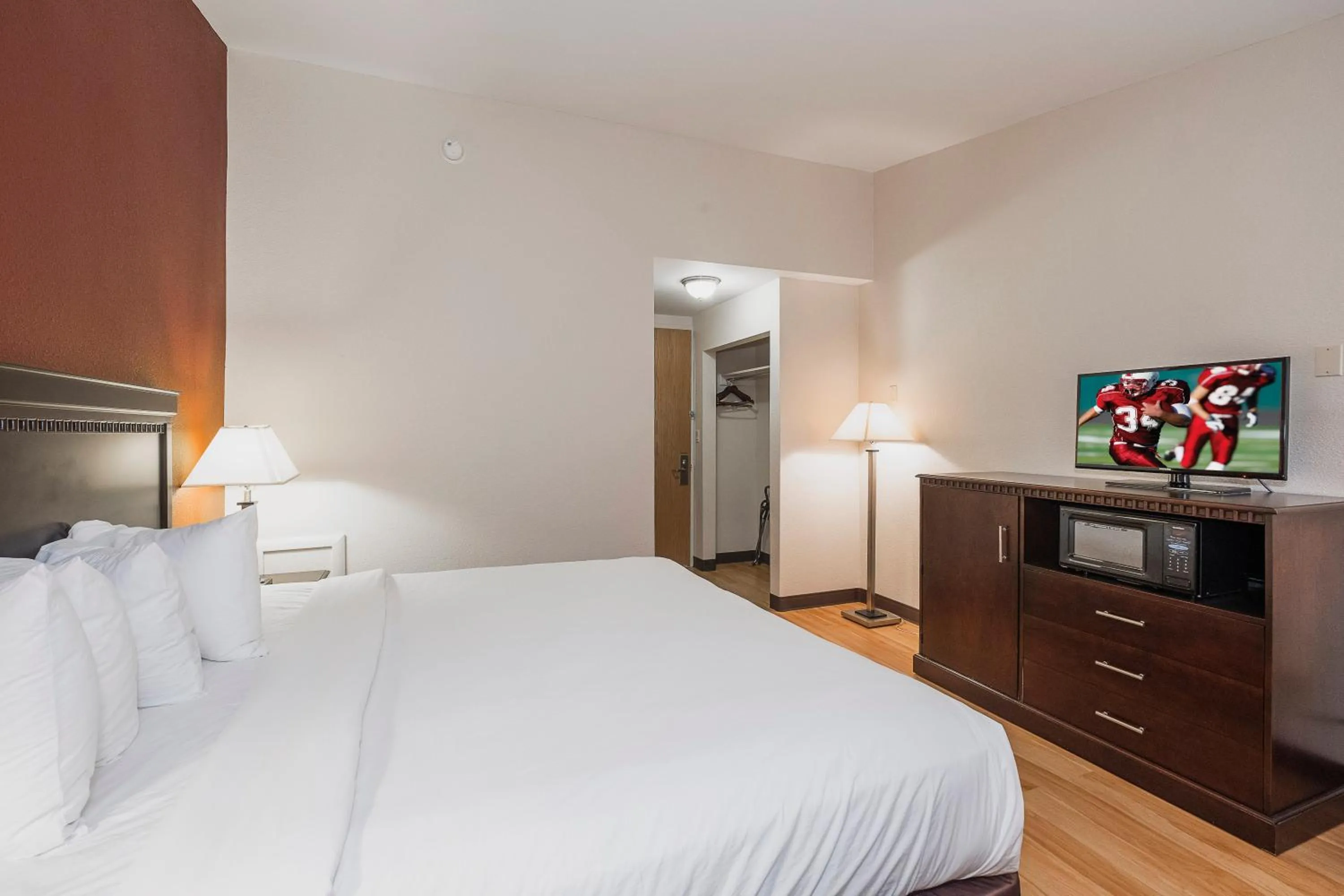 Photo of the whole room, Bed in Red Roof Inn & Suites Mt Holly - McGuire AFB