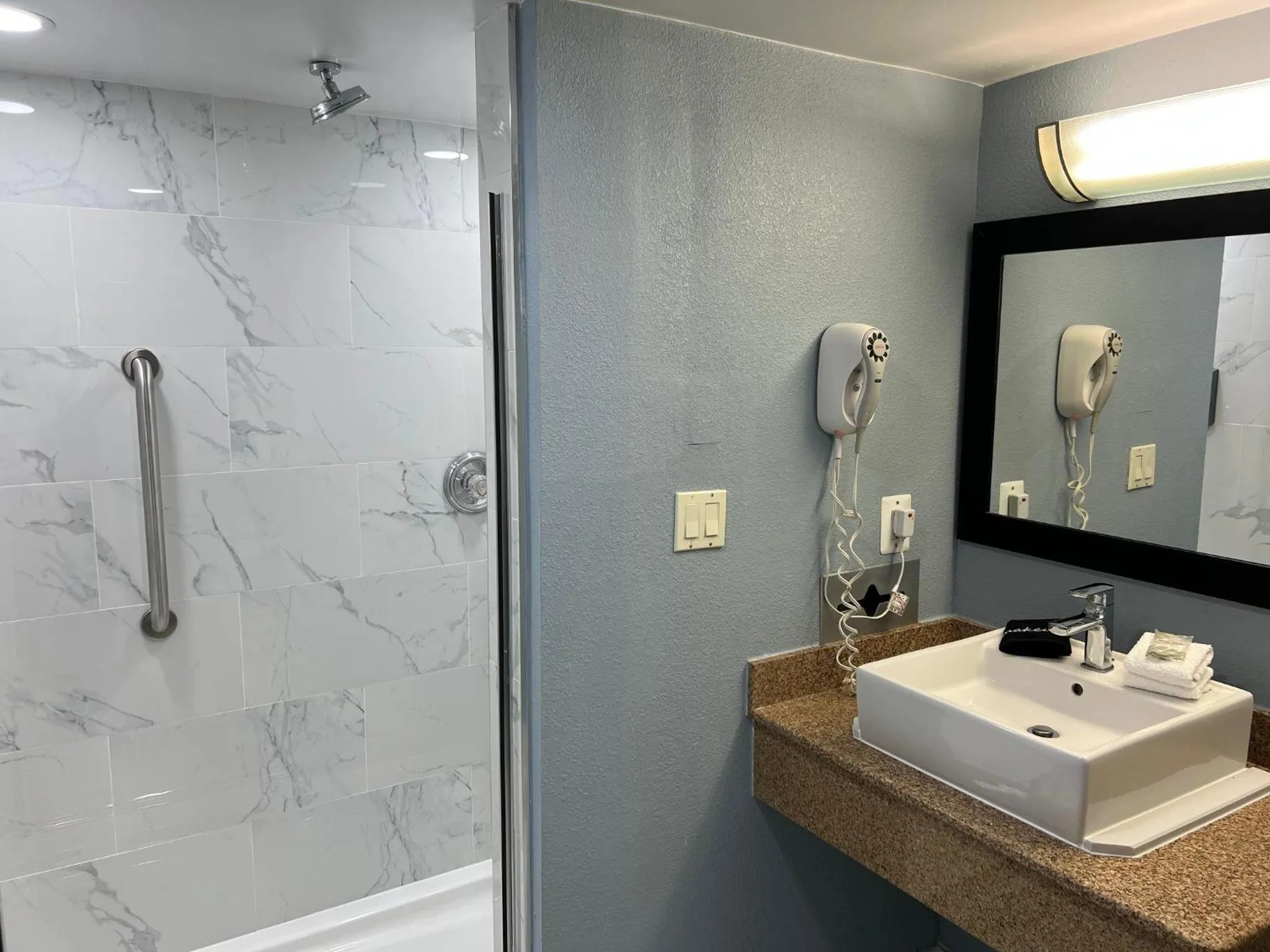 Bathroom in Red Roof Inn & Suites Mt Holly - McGuire AFB