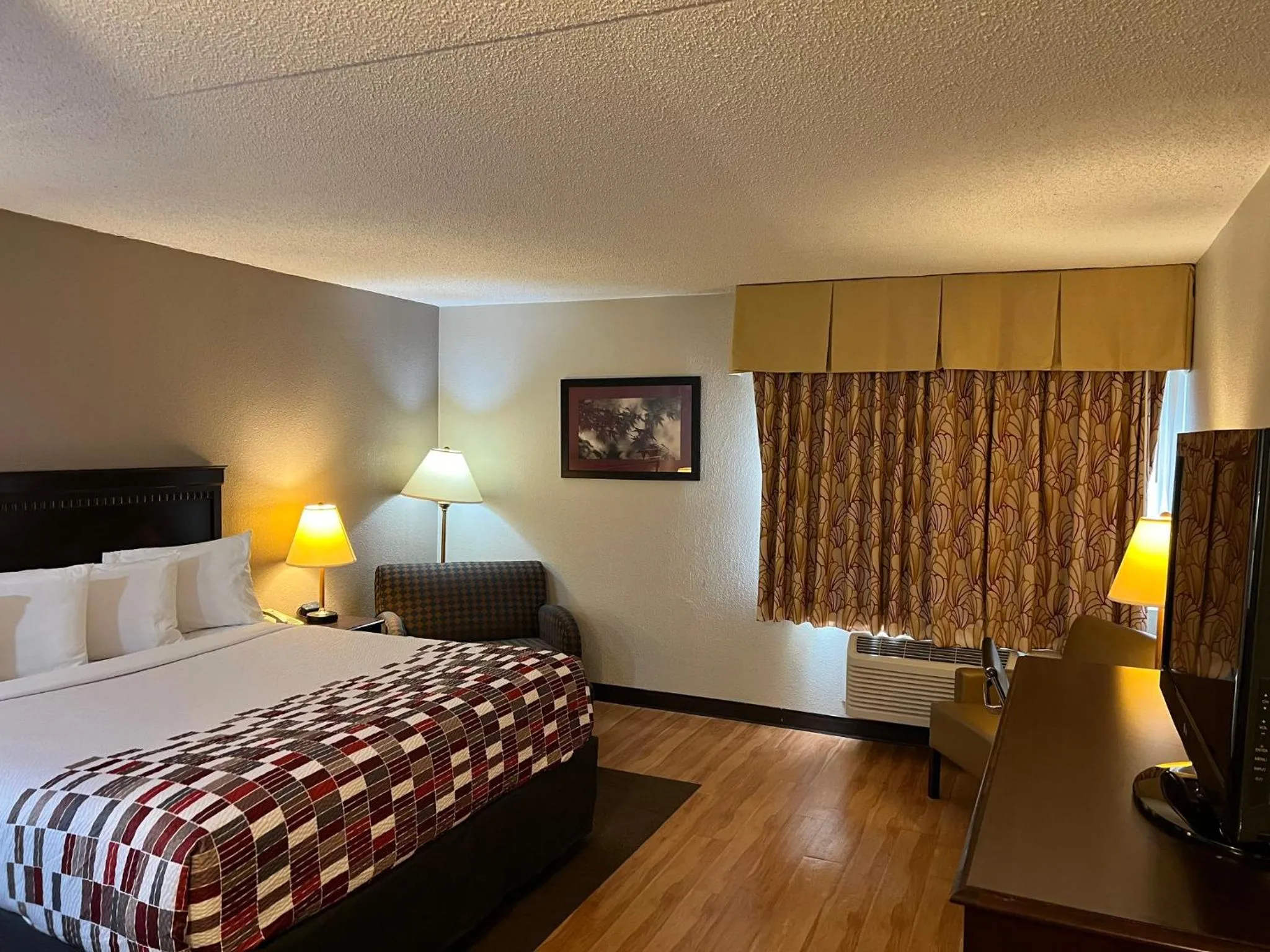 Photo of the whole room, Bed in Red Roof Inn & Suites Mt Holly - McGuire AFB