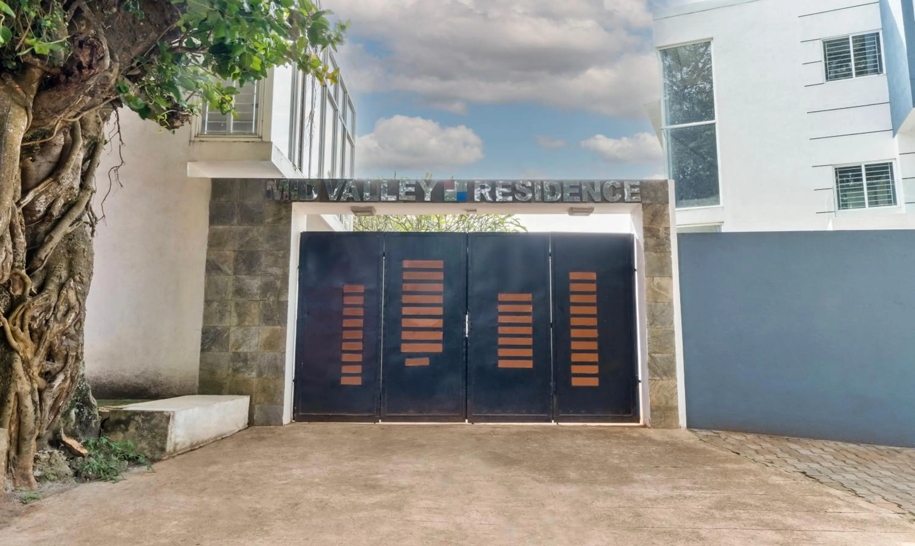 Facade/entrance in Treebo Midvalley Residence