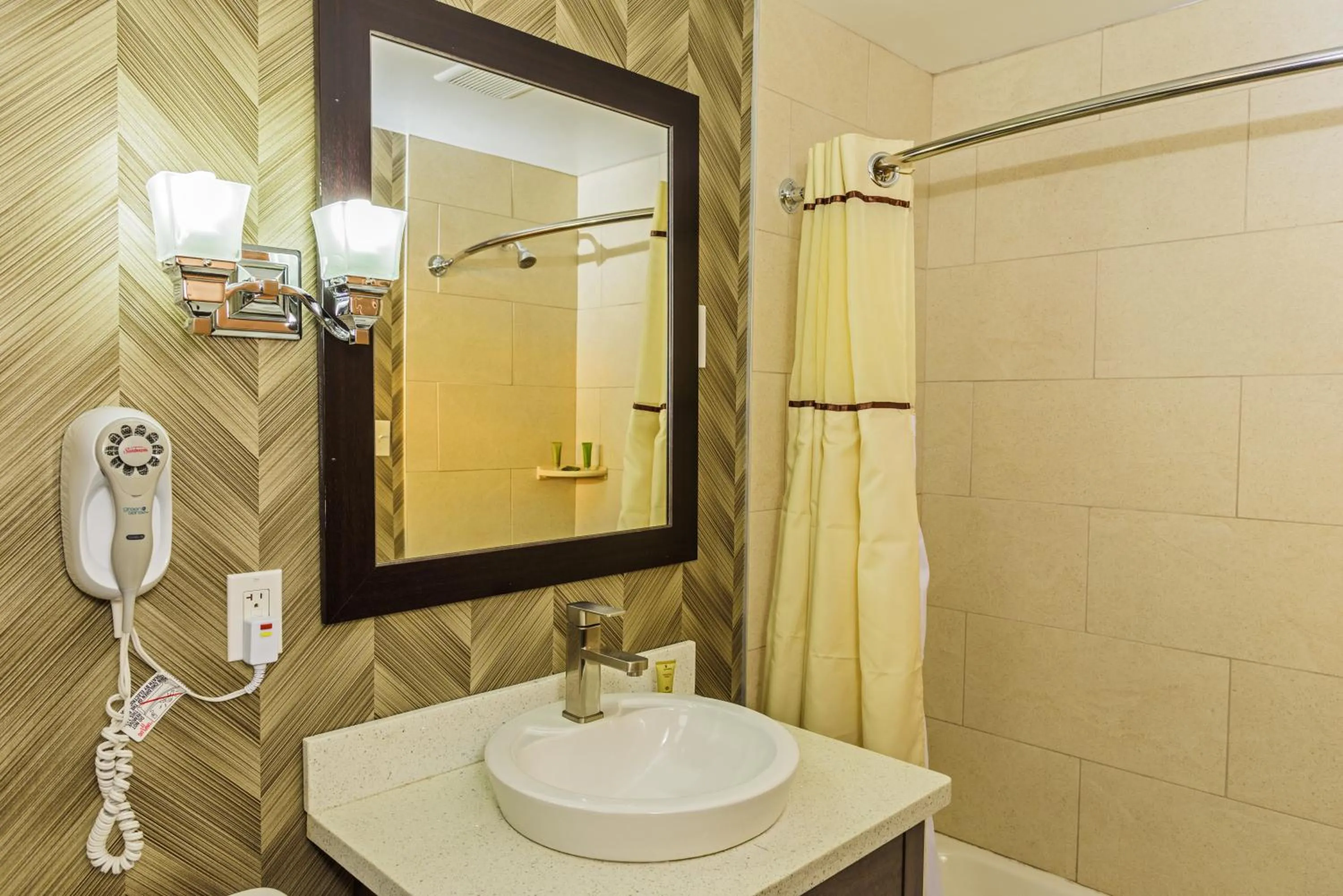 Bathroom in Aarya Hotel By Niagara Fashion Outlets