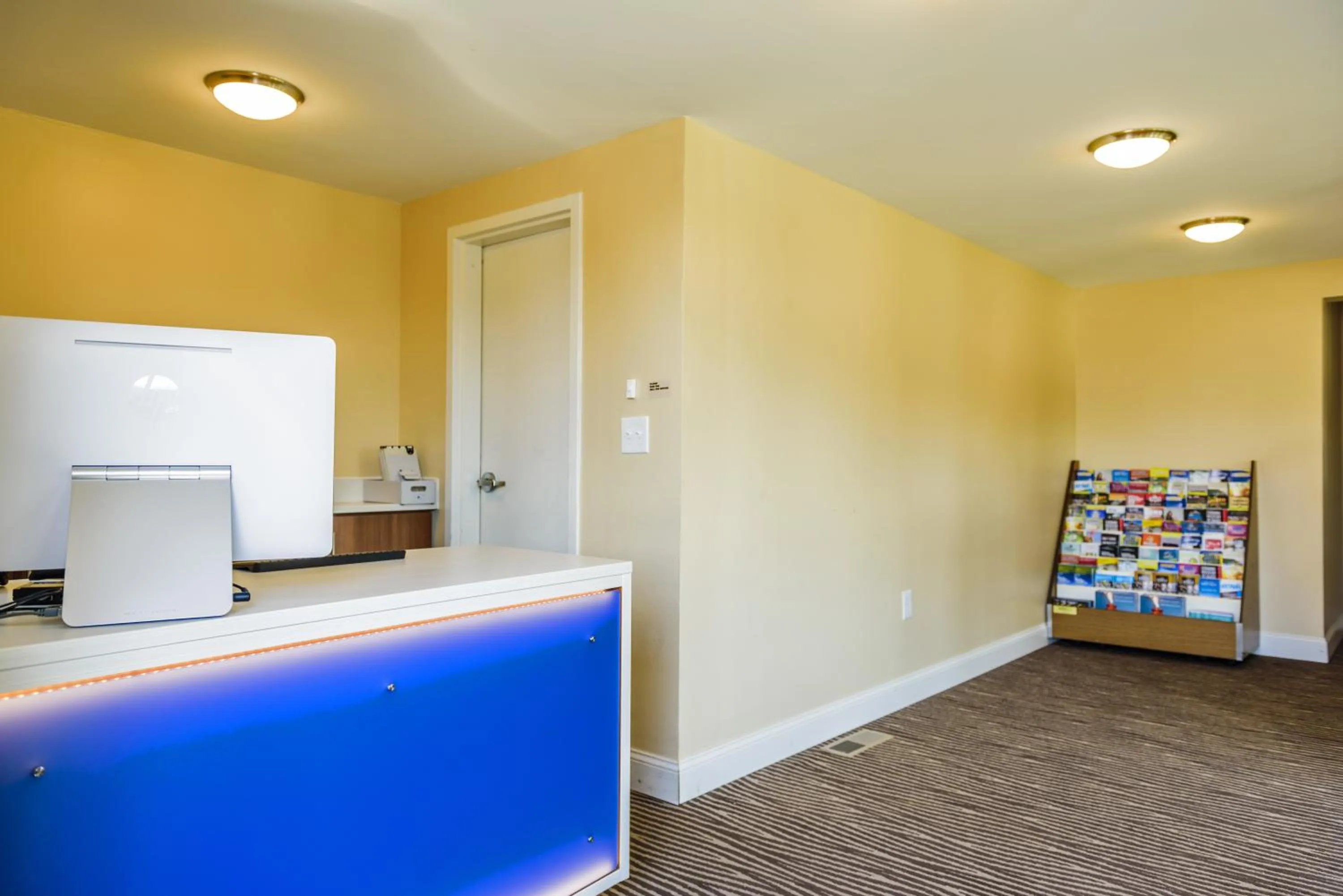 Lobby or reception in Aarya Hotel By Niagara Fashion Outlets