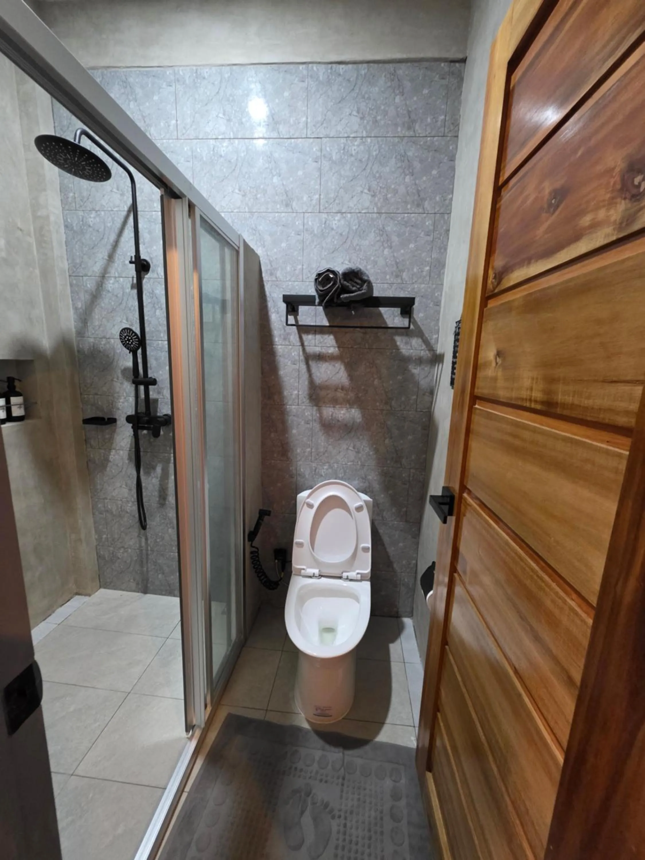 Toilet in Pisces Tourist Inn - Port Barton