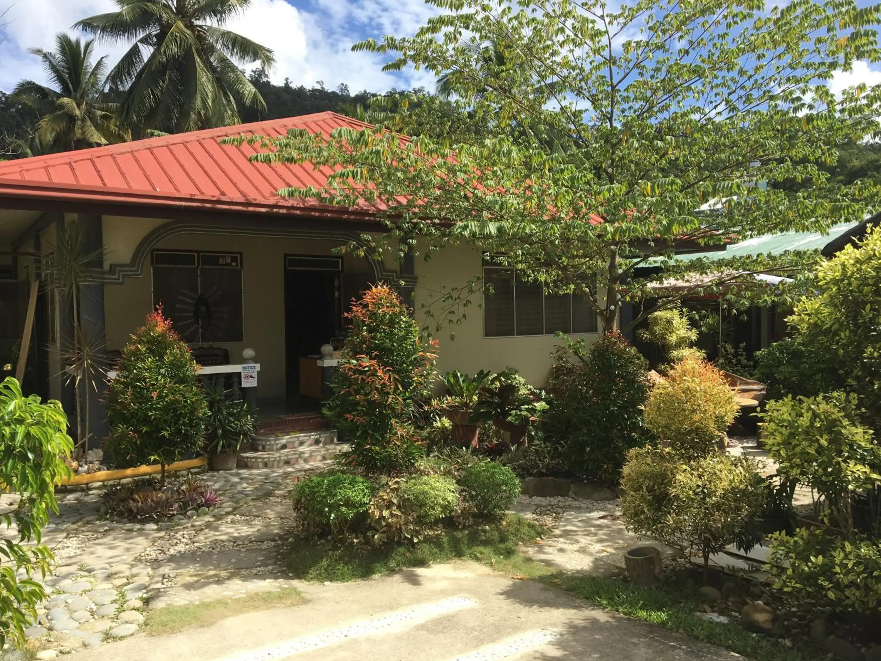 Garden view in Pisces Tourist Inn - Port Barton Garden view in Pisces Tourist Inn - Port Barton