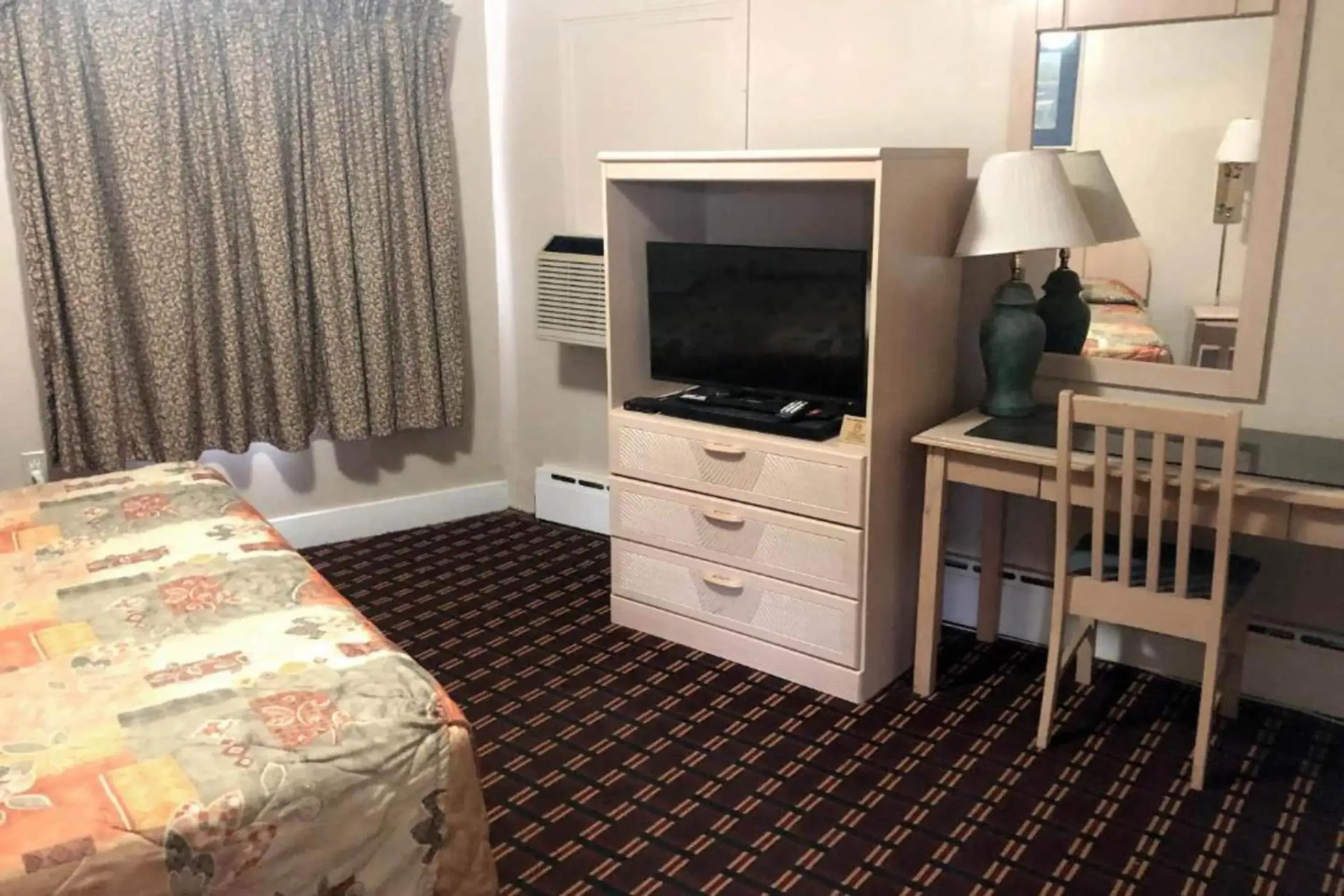 Bedroom in OYO Hotel Starlite Seneca Falls Bedroom in OYO Hotel Starlite Seneca Falls