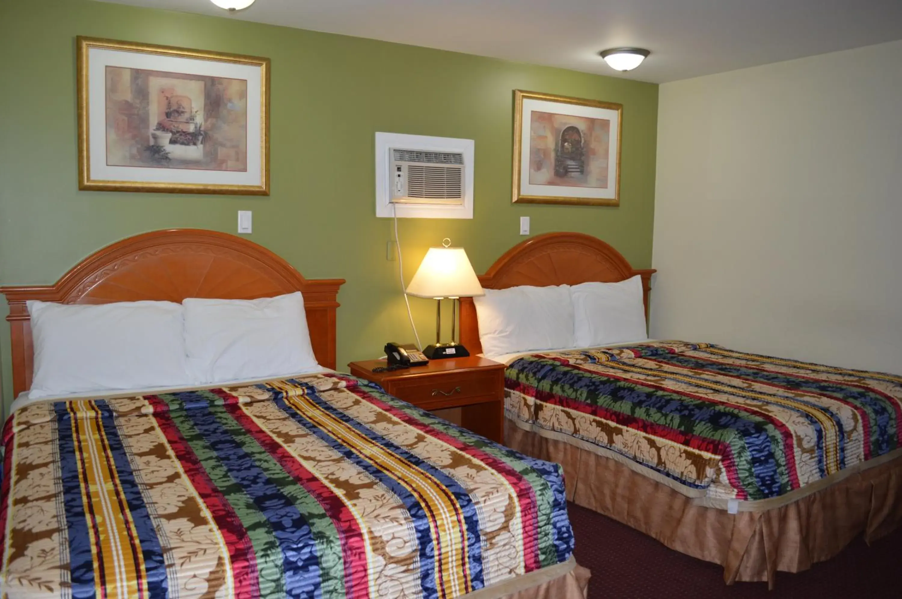 Queen Room with Two Queen Beds in Lincoln Motel Queen Room with Two Queen Beds in Lincoln Motel