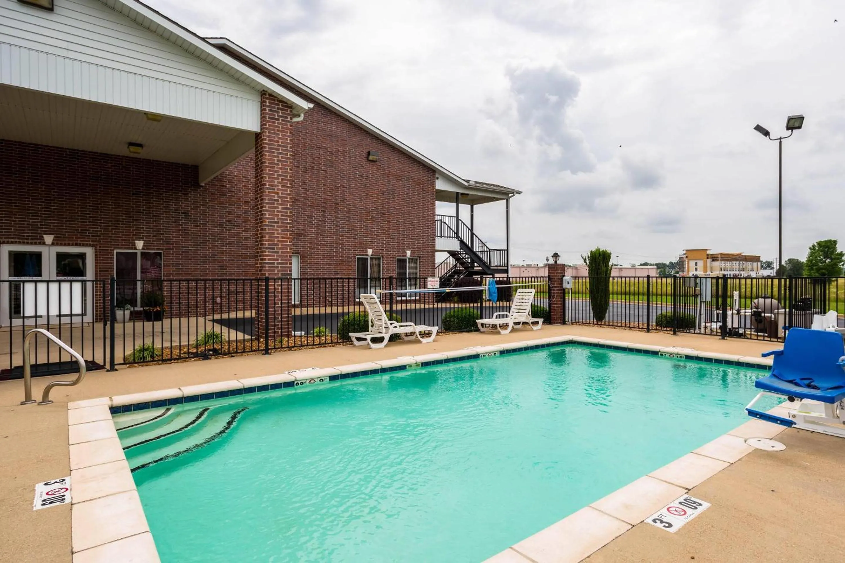 Swimming pool in Econo Lodge Inn & Suites Searcy