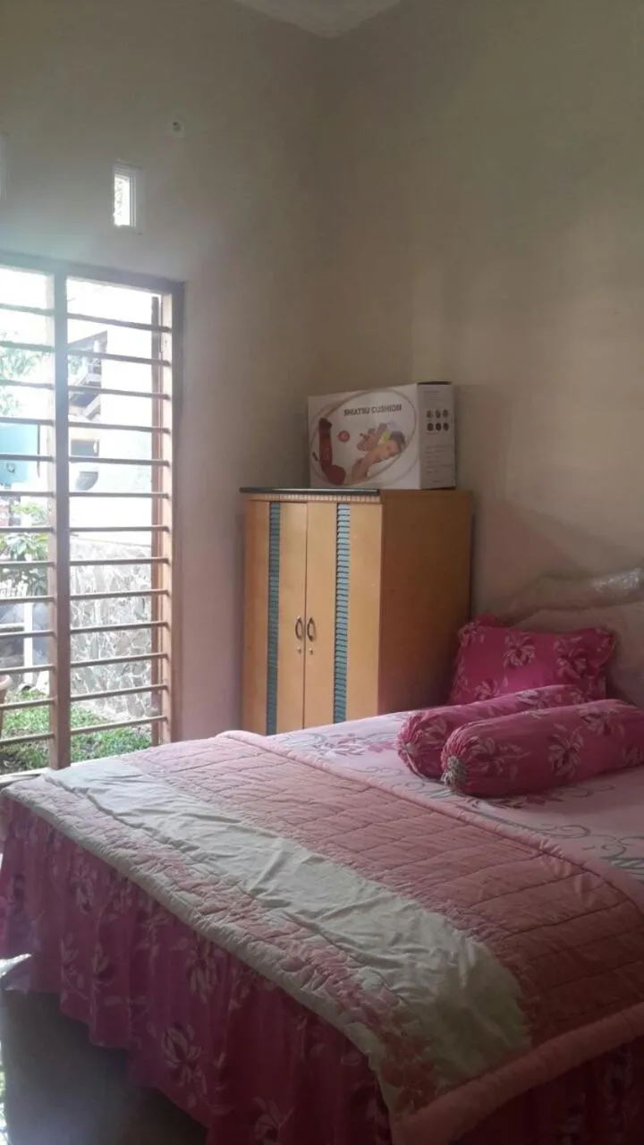 Bed in Homestay Syariah Grahadi