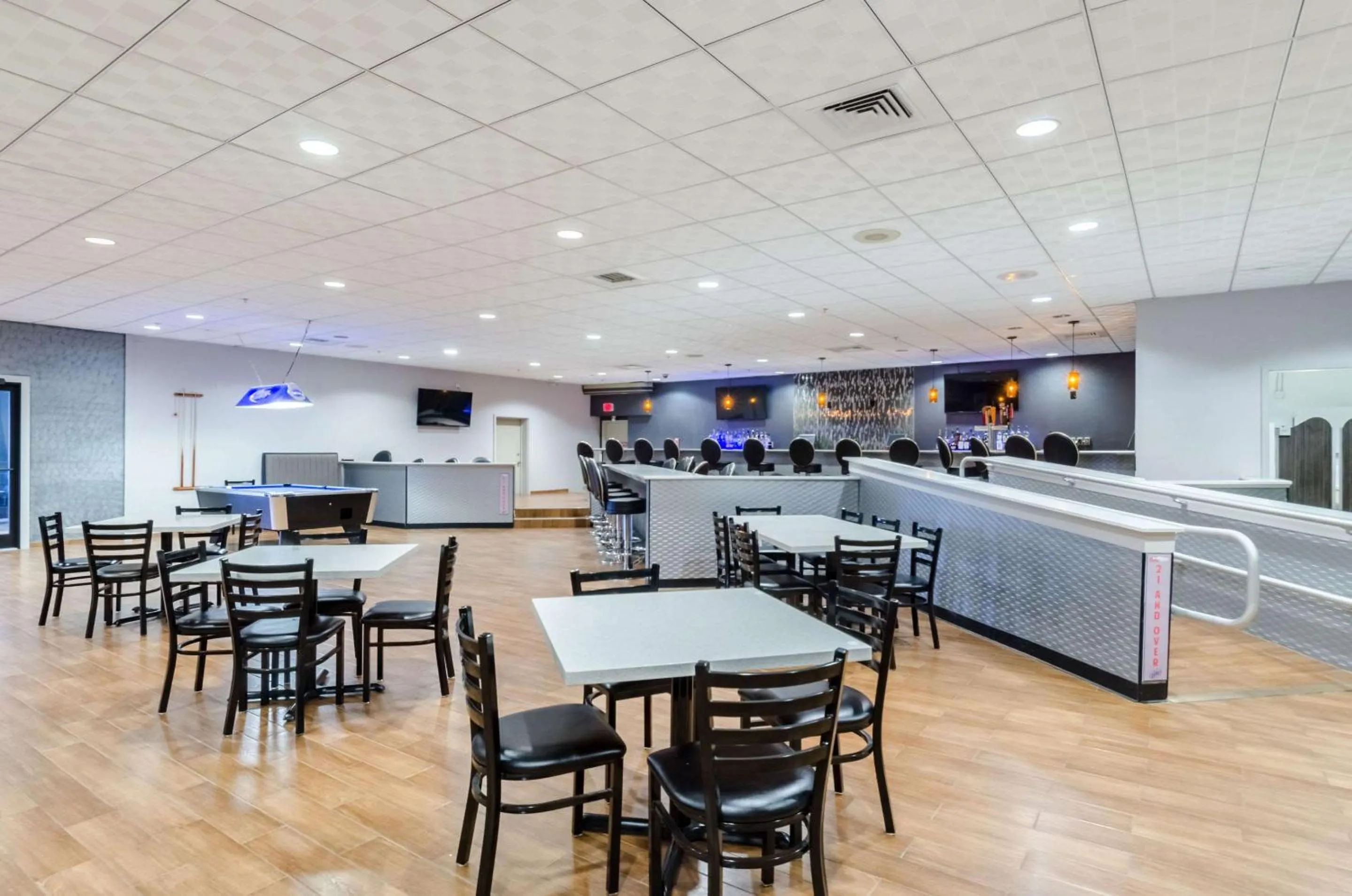 Lounge or bar, Restaurant/Places to Eat in Clarion Hotel Aqua Lagoon Waterpark